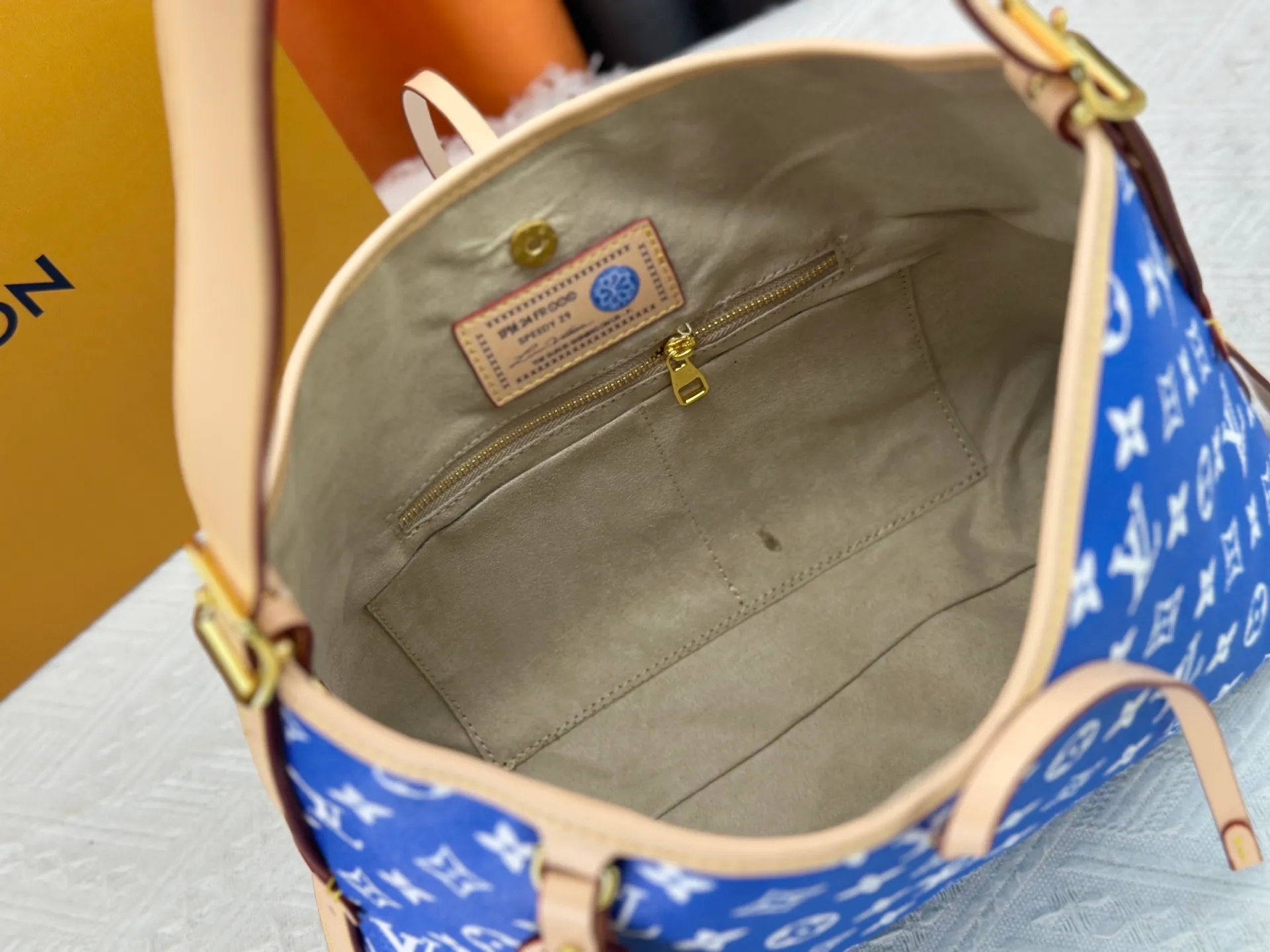 P280 upgraded original M24861 M25143 M46203 M46197 Colorful, legendary CarryAll medium handbag, with Monogram canvas and leather trimming to create a body-fitting design. There's a zipped pocket inside the ample space, and a detachable zipped clutch adds a functional element, with a buckle-adjustable handle. Small size: 29 x 24 x 12 cm,