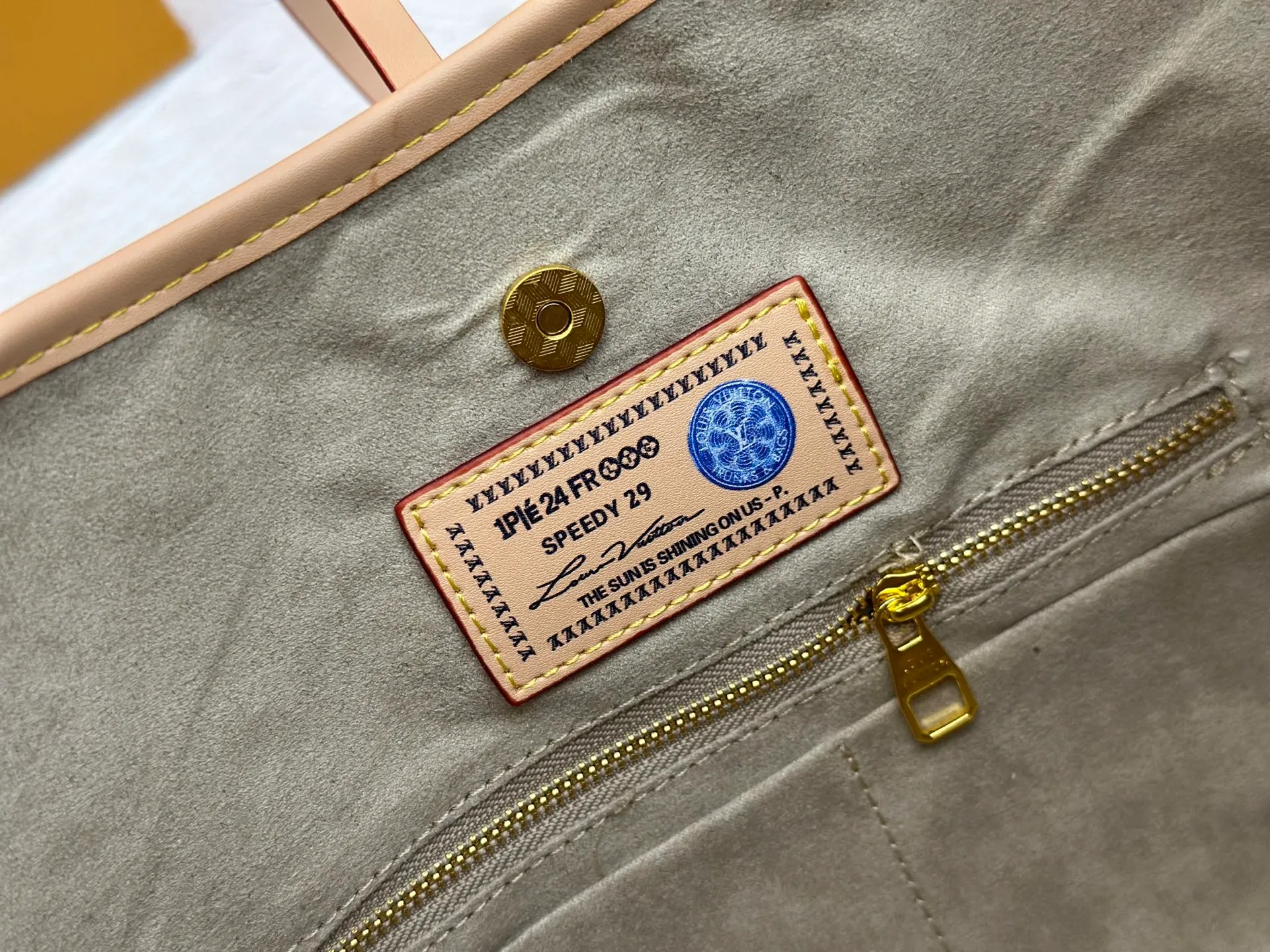 P280 upgraded original M24861 M25143 M46203 M46197 Colorful, legendary CarryAll medium handbag, with Monogram canvas and leather trimming to create a body-fitting design. There's a zipped pocket inside the ample space, and a detachable zipped clutch adds a functional element, with a buckle-adjustable handle. Small size: 29 x 24 x 12 cm,