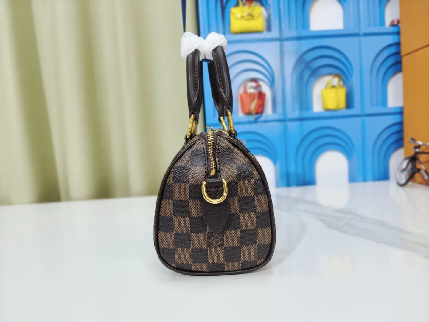 P220💰 M46222.M46234.M45957.M45948Presbyopia This Speedy Bandoulière 20 handbag is made of Monogram canvas, cow leather trim and fabric lining. It continues the classic design of Louis Vuitton Speedy travel bag in a compact size. It is equipped with rolled leather handles and a detachable and adjustable fabric shoulder strap embellished with brand logo texture. Detailed features 20.5 x 13.5 x 12 cm (length x height x width)