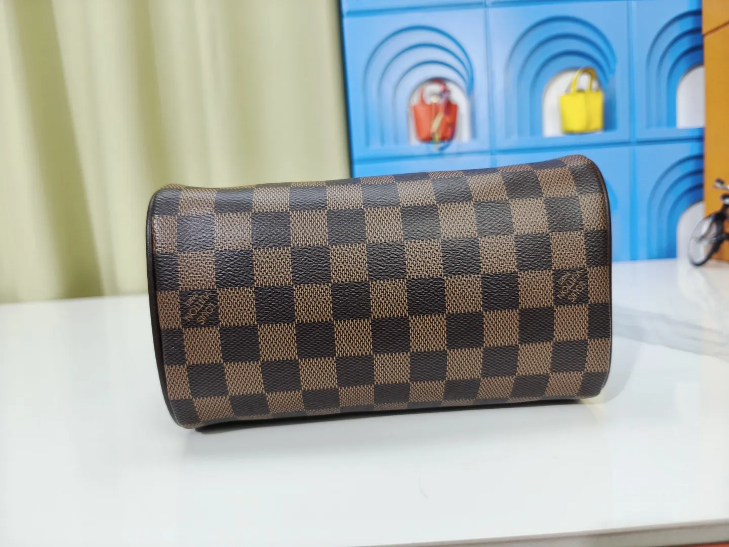 P220💰 M46222.M46234.M45957.M45948Presbyopia This Speedy Bandoulière 20 handbag is made of Monogram canvas, cow leather trim and fabric lining. It continues the classic design of Louis Vuitton Speedy travel bag in a compact size. It is equipped with rolled leather handles and a detachable and adjustable fabric shoulder strap embellished with brand logo texture. Detailed features 20.5 x 13.5 x 12 cm (length x height x width)