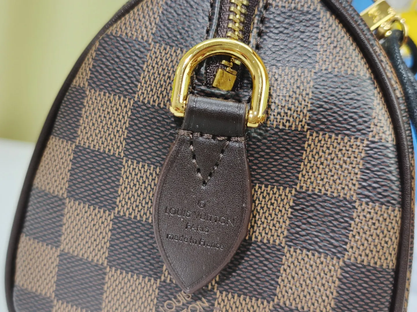 P220💰 M46222.M46234.M45957.M45948Presbyopia This Speedy Bandoulière 20 handbag is made of Monogram canvas, cow leather trim and fabric lining. It continues the classic design of Louis Vuitton Speedy travel bag in a compact size. It is equipped with rolled leather handles and a detachable and adjustable fabric shoulder strap embellished with brand logo texture. Detailed features 20.5 x 13.5 x 12 cm (length x height x width)