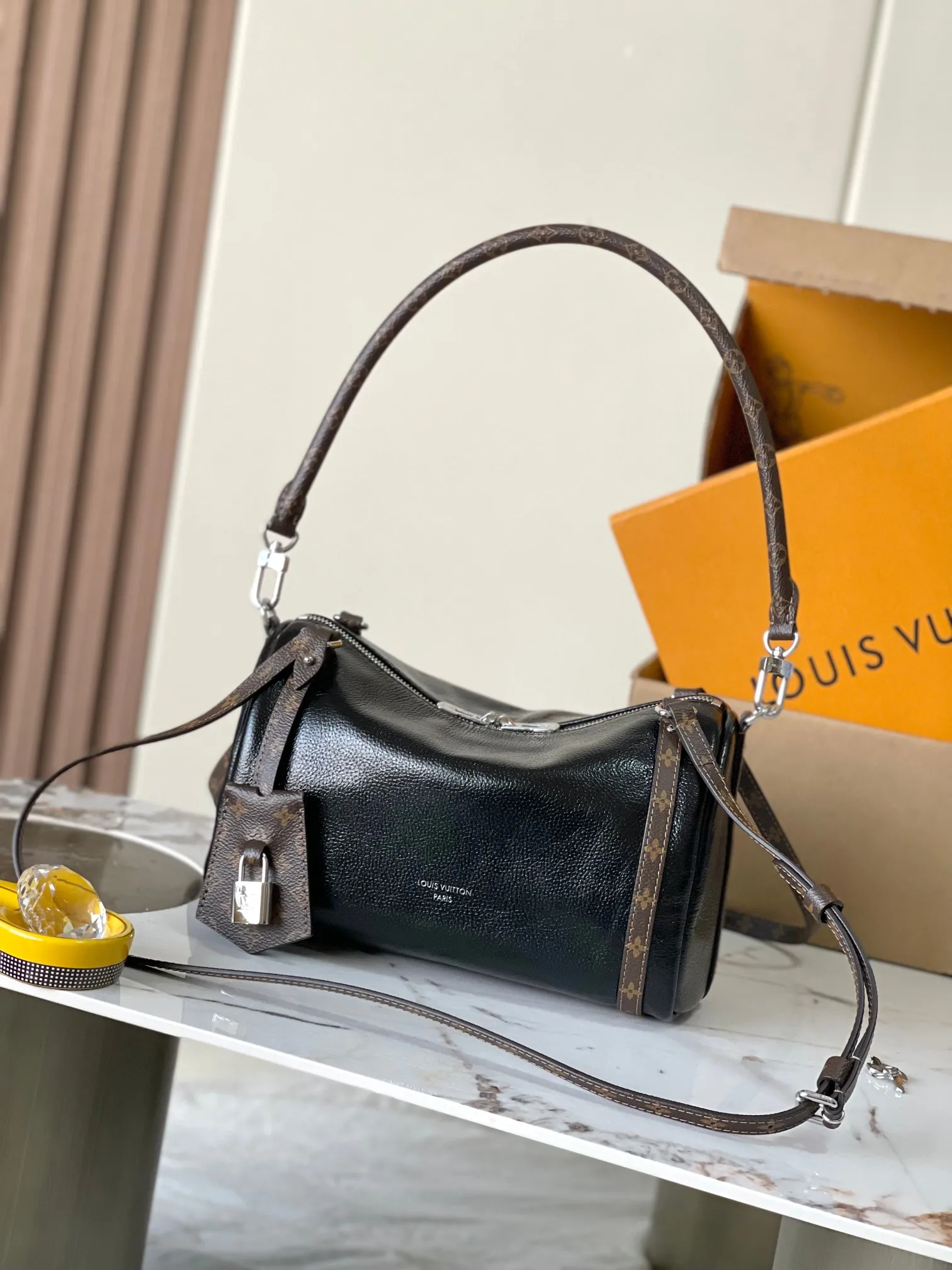 p1900 [Special grade MB original leather] EXPRESS small handbag Model: M27920 black oil wax leather 163C chip version Material: A-grade all-steel hardware, imported original cowhide Packaging: full set of original duty-free MB packaging Size: 17*13.5*26CM