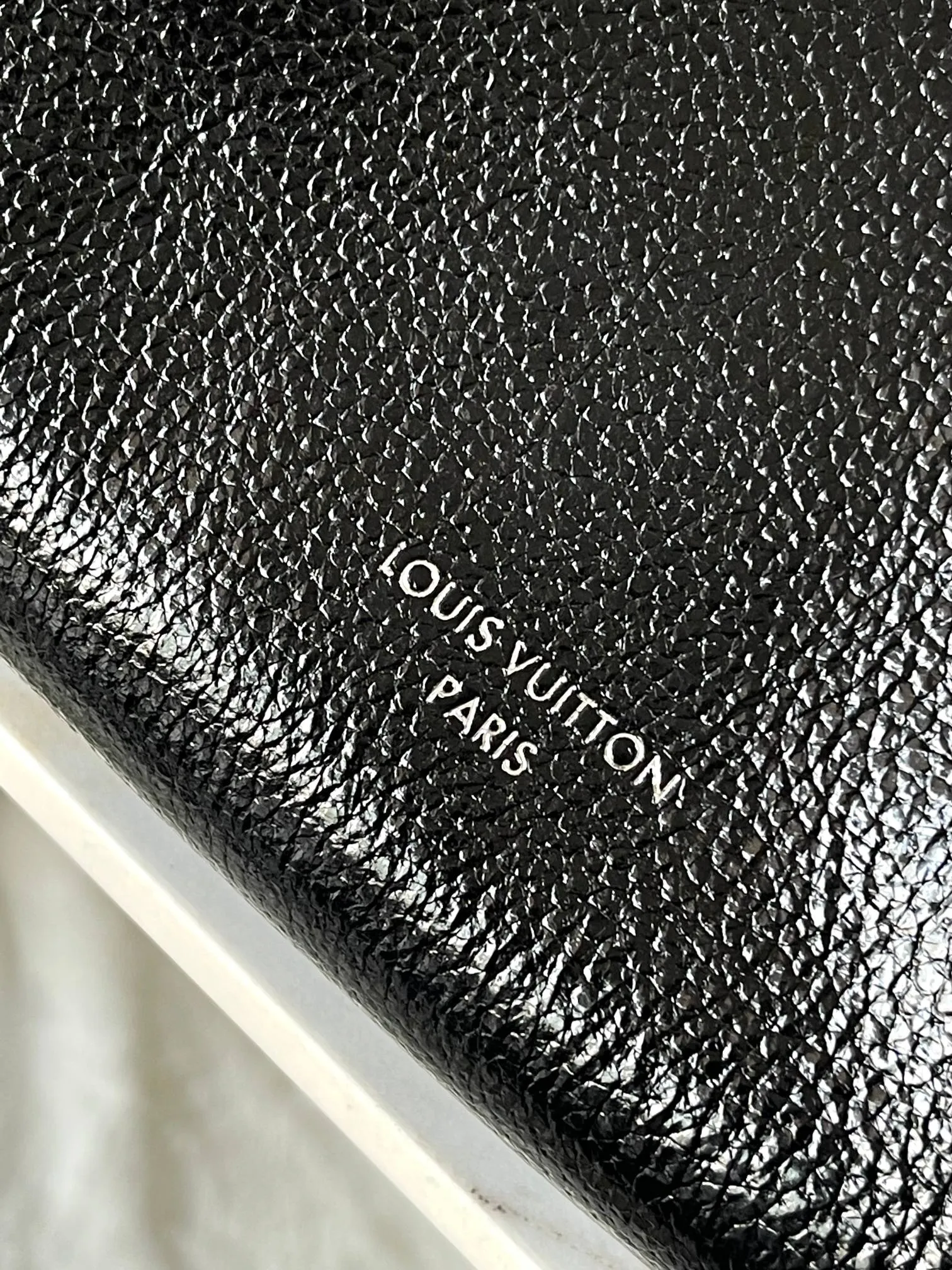 p1900 [Special grade MB original leather] EXPRESS small handbag Model: M27920 black oil wax leather 163C chip version Material: A-grade all-steel hardware, imported original cowhide Packaging: full set of original duty-free MB packaging Size: 17*13.5*26CM