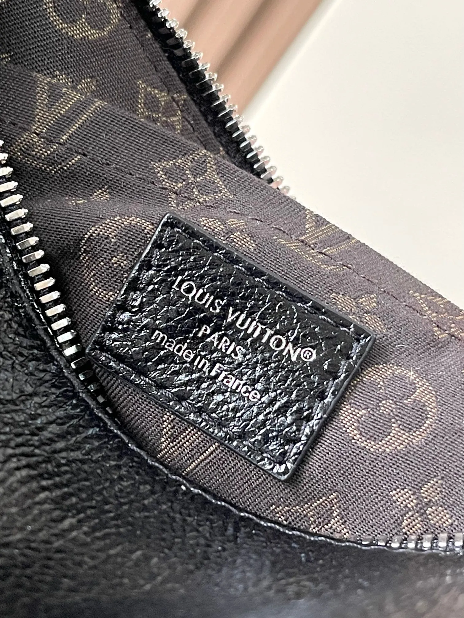 p1900 [Special grade MB original leather] EXPRESS small handbag Model: M27920 black oil wax leather 163C chip version Material: A-grade all-steel hardware, imported original cowhide Packaging: full set of original duty-free MB packaging Size: 17*13.5*26CM