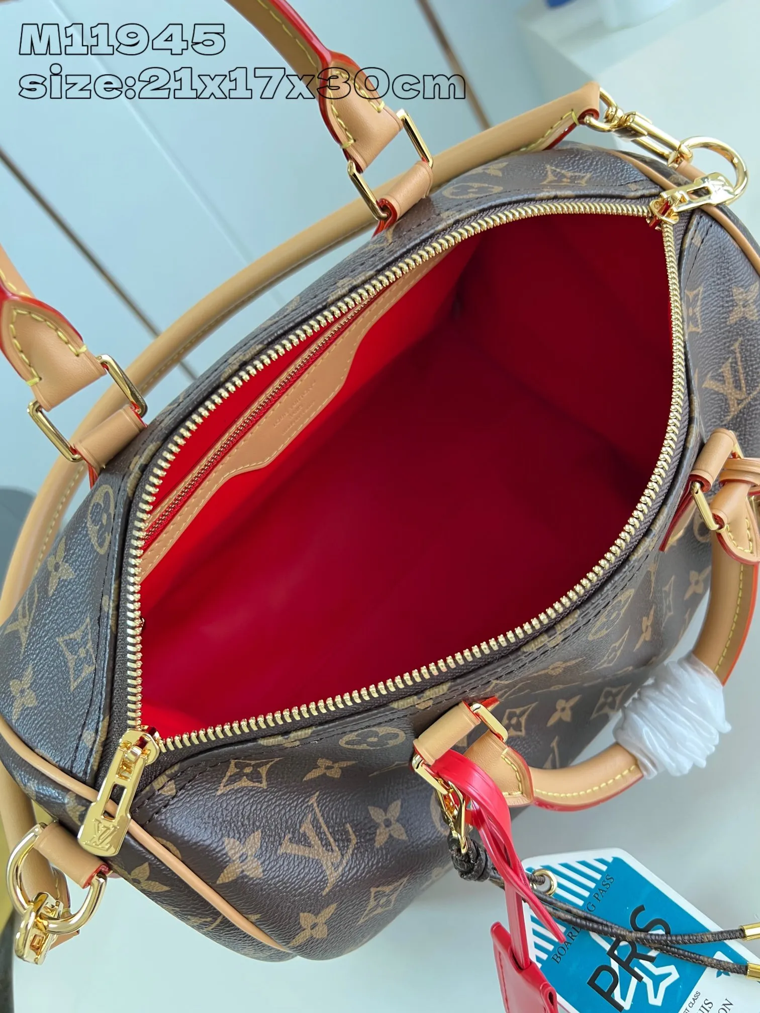 💰1100 Top-quality original individual real shot M11945】Speedy Soft 30 Crafty handbag accompanies the journey with comfort. The Monogram coated canvas brings a soft texture, the leather lining and key bag are integrated with eye-catching touches, and the boarding pass and hard case decoration highlight the playfulness. An interior zippered pocket keeps your passport and other important items secure, and the Toron handle adds a gorgeous touch. 21 x 17 x 30 cm (height x width x length)