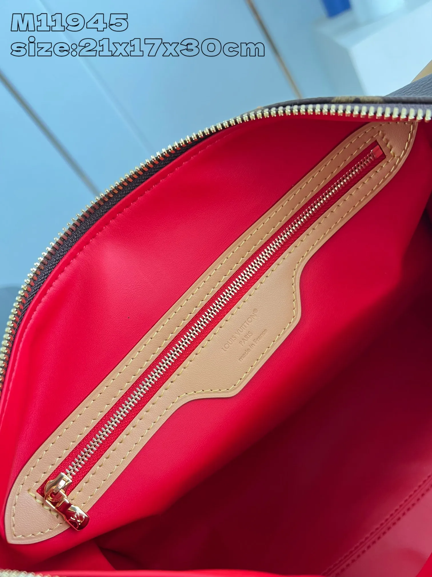 💰1100 Top-quality original individual real shot M11945】Speedy Soft 30 Crafty handbag accompanies the journey with comfort. The Monogram coated canvas brings a soft texture, the leather lining and key bag are integrated with eye-catching touches, and the boarding pass and hard case decoration highlight the playfulness. An interior zippered pocket keeps your passport and other important items secure, and the Toron handle adds a gorgeous touch. 21 x 17 x 30 cm (height x width x length)