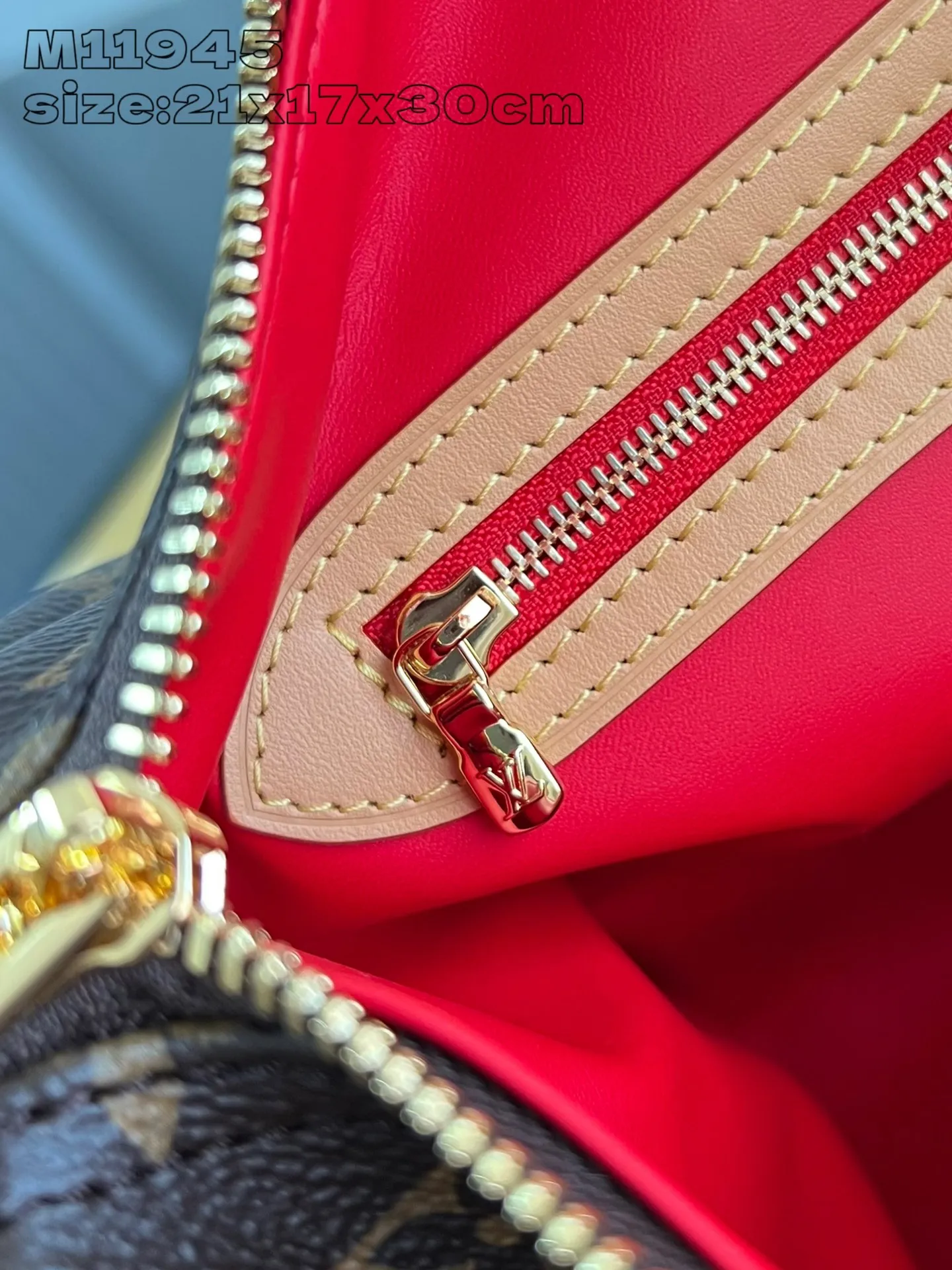 💰1100 Top-quality original individual real shot M11945】Speedy Soft 30 Crafty handbag accompanies the journey with comfort. The Monogram coated canvas brings a soft texture, the leather lining and key bag are integrated with eye-catching touches, and the boarding pass and hard case decoration highlight the playfulness. An interior zippered pocket keeps your passport and other important items secure, and the Toron handle adds a gorgeous touch. 21 x 17 x 30 cm (height x width x length)