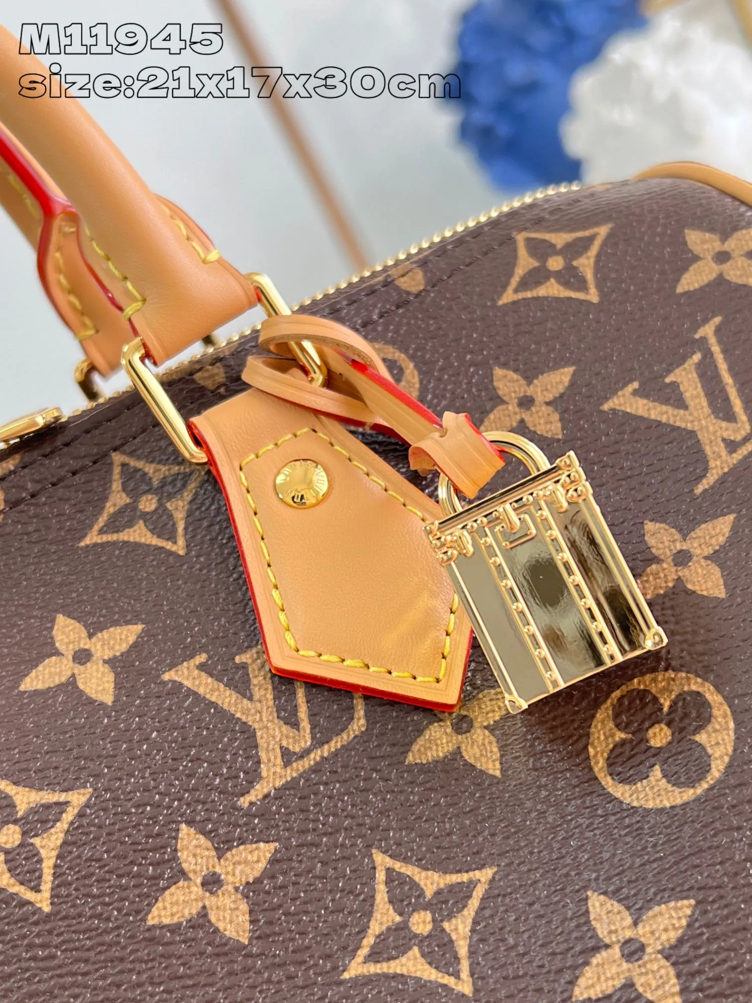 💰1100 Top-quality original individual real shot M11945】Speedy Soft 30 Crafty handbag accompanies the journey with comfort. The Monogram coated canvas brings a soft texture, the leather lining and key bag are integrated with eye-catching touches, and the boarding pass and hard case decoration highlight the playfulness. An interior zippered pocket keeps your passport and other important items secure, and the Toron handle adds a gorgeous touch. 21 x 17 x 30 cm (height x width x length)
