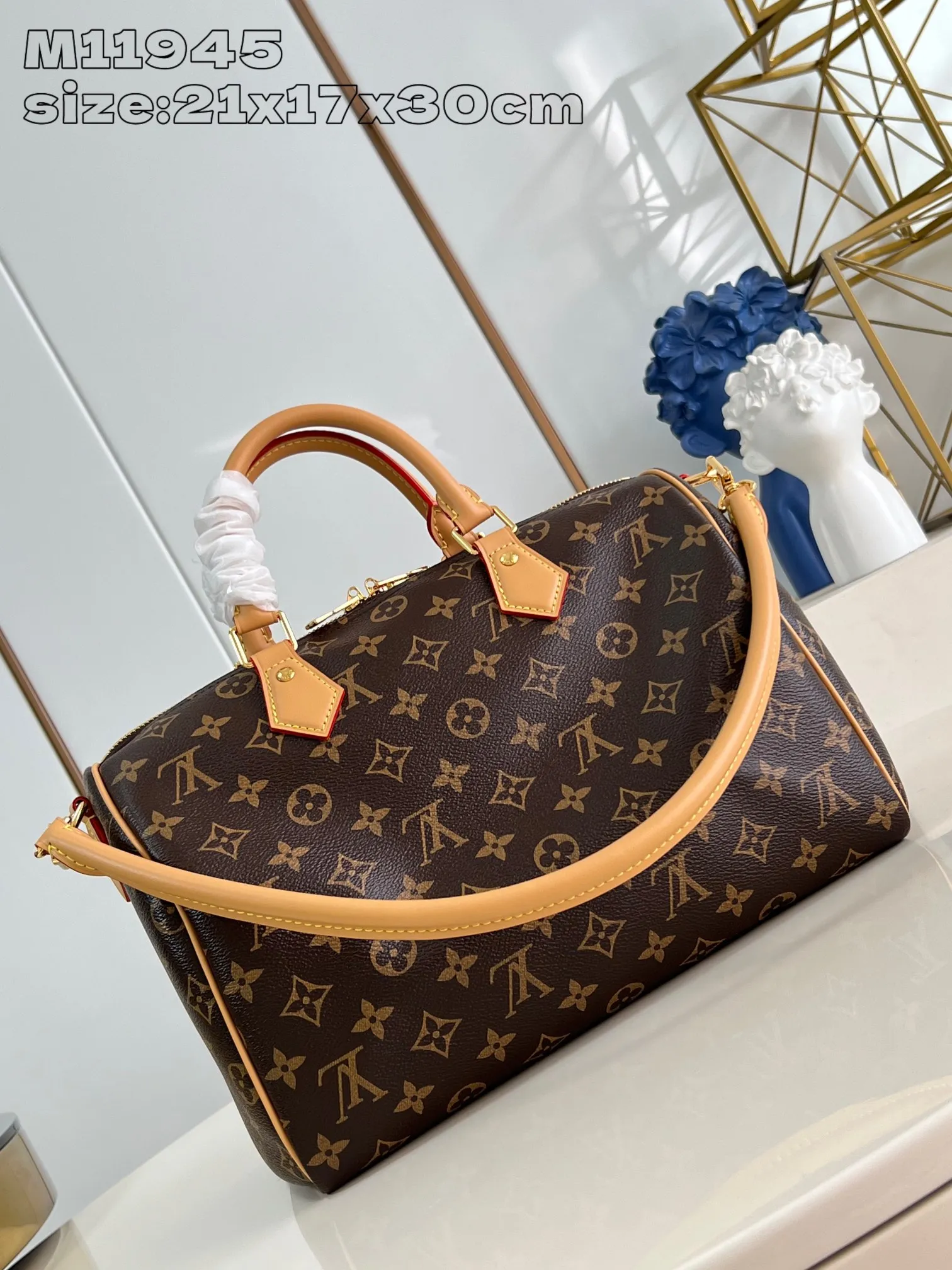 💰1100 Top-quality original individual real shot M11945】Speedy Soft 30 Crafty handbag accompanies the journey with comfort. The Monogram coated canvas brings a soft texture, the leather lining and key bag are integrated with eye-catching touches, and the boarding pass and hard case decoration highlight the playfulness. An interior zippered pocket keeps your passport and other important items secure, and the Toron handle adds a gorgeous touch. 21 x 17 x 30 cm (height x width x length)