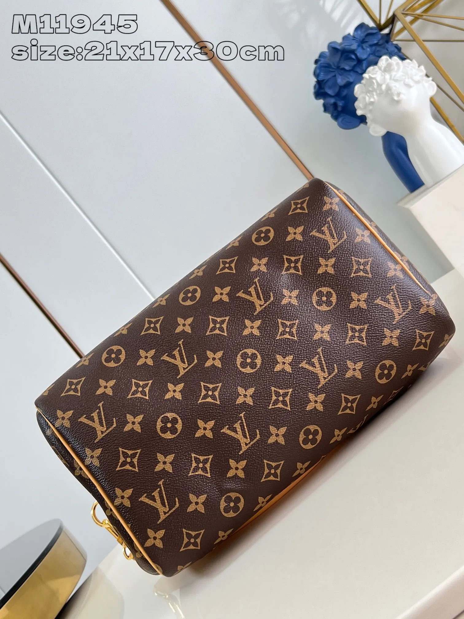 💰1100 Top-quality original individual real shot M11945】Speedy Soft 30 Crafty handbag accompanies the journey with comfort. The Monogram coated canvas brings a soft texture, the leather lining and key bag are integrated with eye-catching touches, and the boarding pass and hard case decoration highlight the playfulness. An interior zippered pocket keeps your passport and other important items secure, and the Toron handle adds a gorgeous touch. 21 x 17 x 30 cm (height x width x length)