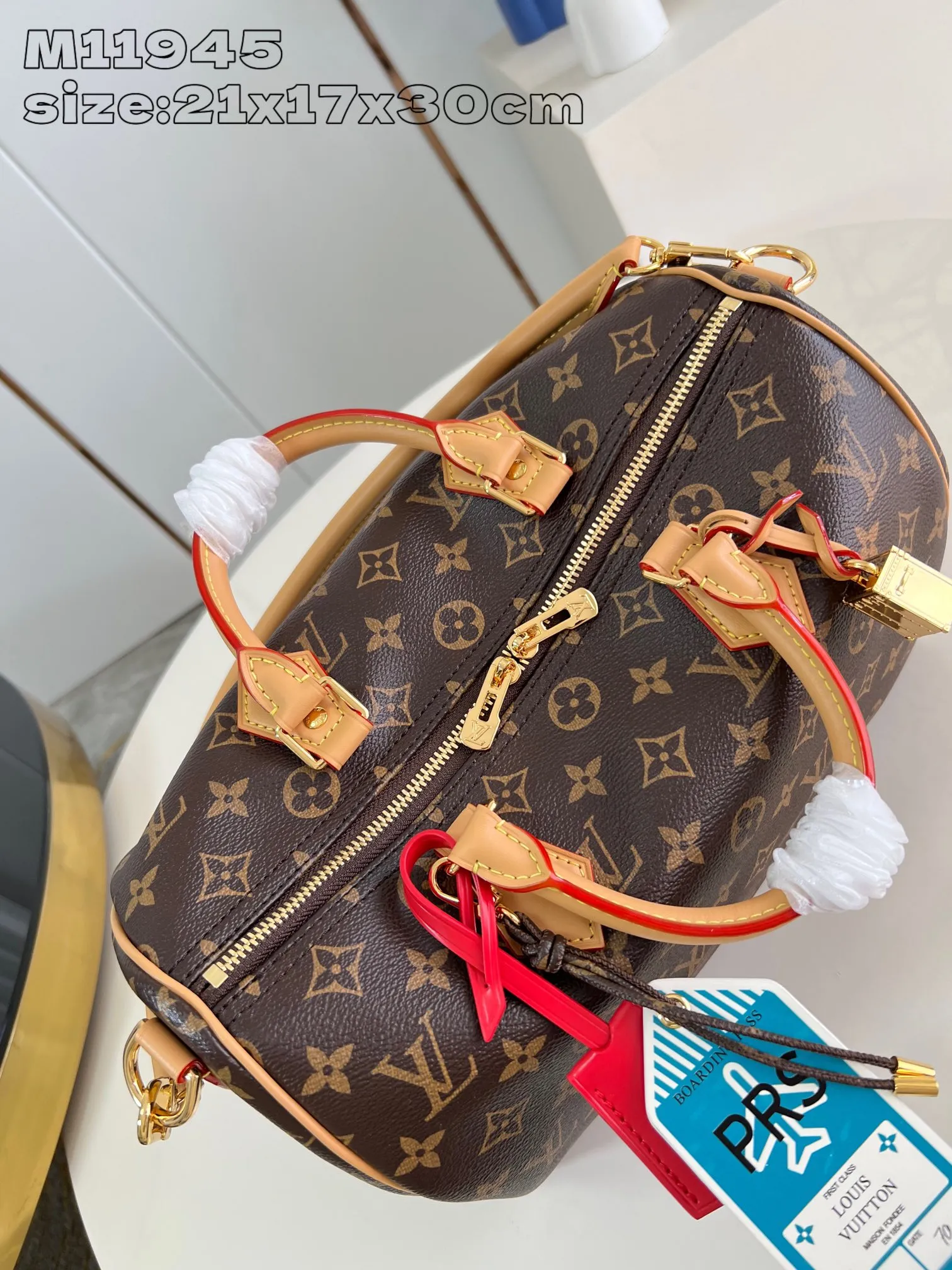 💰1100 Top-quality original individual real shot M11945】Speedy Soft 30 Crafty handbag accompanies the journey with comfort. The Monogram coated canvas brings a soft texture, the leather lining and key bag are integrated with eye-catching touches, and the boarding pass and hard case decoration highlight the playfulness. An interior zippered pocket keeps your passport and other important items secure, and the Toron handle adds a gorgeous touch. 21 x 17 x 30 cm (height x width x length)