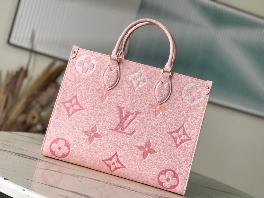 💰1120 (first-grain leather) top-quality original M45595 fan-printed ONTHEGO handbag. For work, shopping or weekend trips, pick up the Onthego handbag and go out immediately. The oversized Monogram print contrasts with the mini Monogram trim and the ample interior design, which is self-evidently avant-garde and modern. Size: 35-28-15cm (length x height x width)