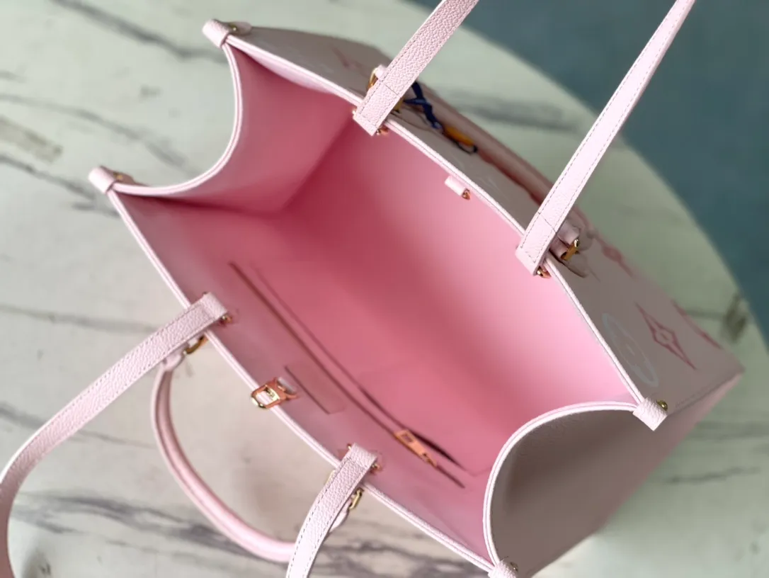 💰1120 (first-grain leather) top-quality original M45595 fan-printed ONTHEGO handbag. For work, shopping or weekend trips, pick up the Onthego handbag and go out immediately. The oversized Monogram print contrasts with the mini Monogram trim and the ample interior design, which is self-evidently avant-garde and modern. Size: 35-28-15cm (length x height x width)