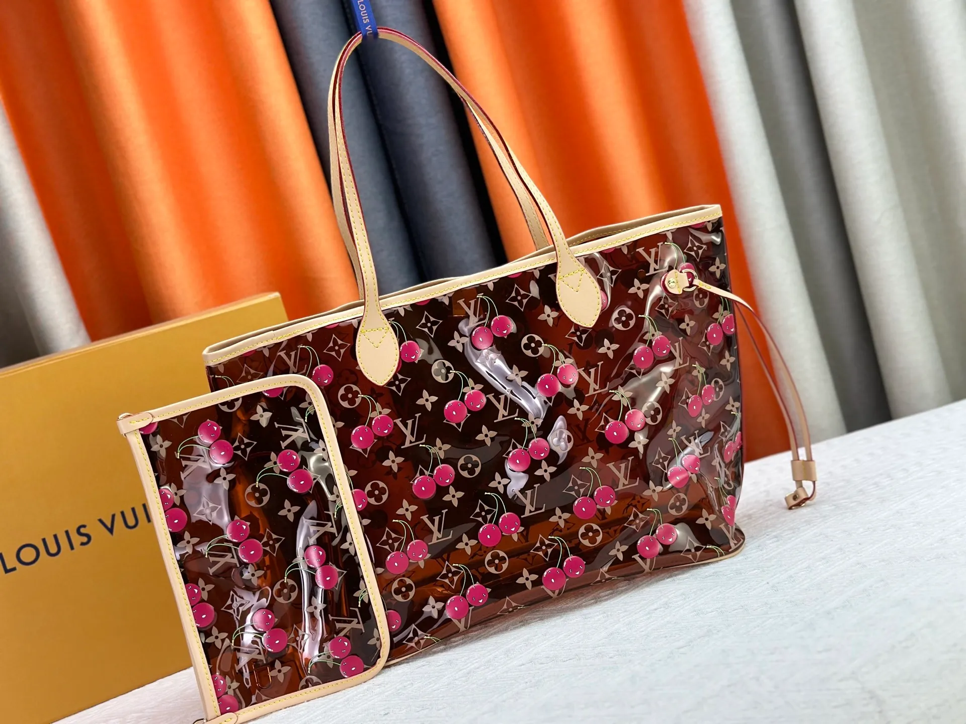 P340 M13263 45686 M40995 M14492 14491 M45685 This Presbyopia Cherry Neverfull medium handbag reinterprets the cheerful elements of the Louis Vuitton Cow leather trim completes the classic style. Dimensions: 31.0 x 28.0 x 14.0 cm (length x height x width)