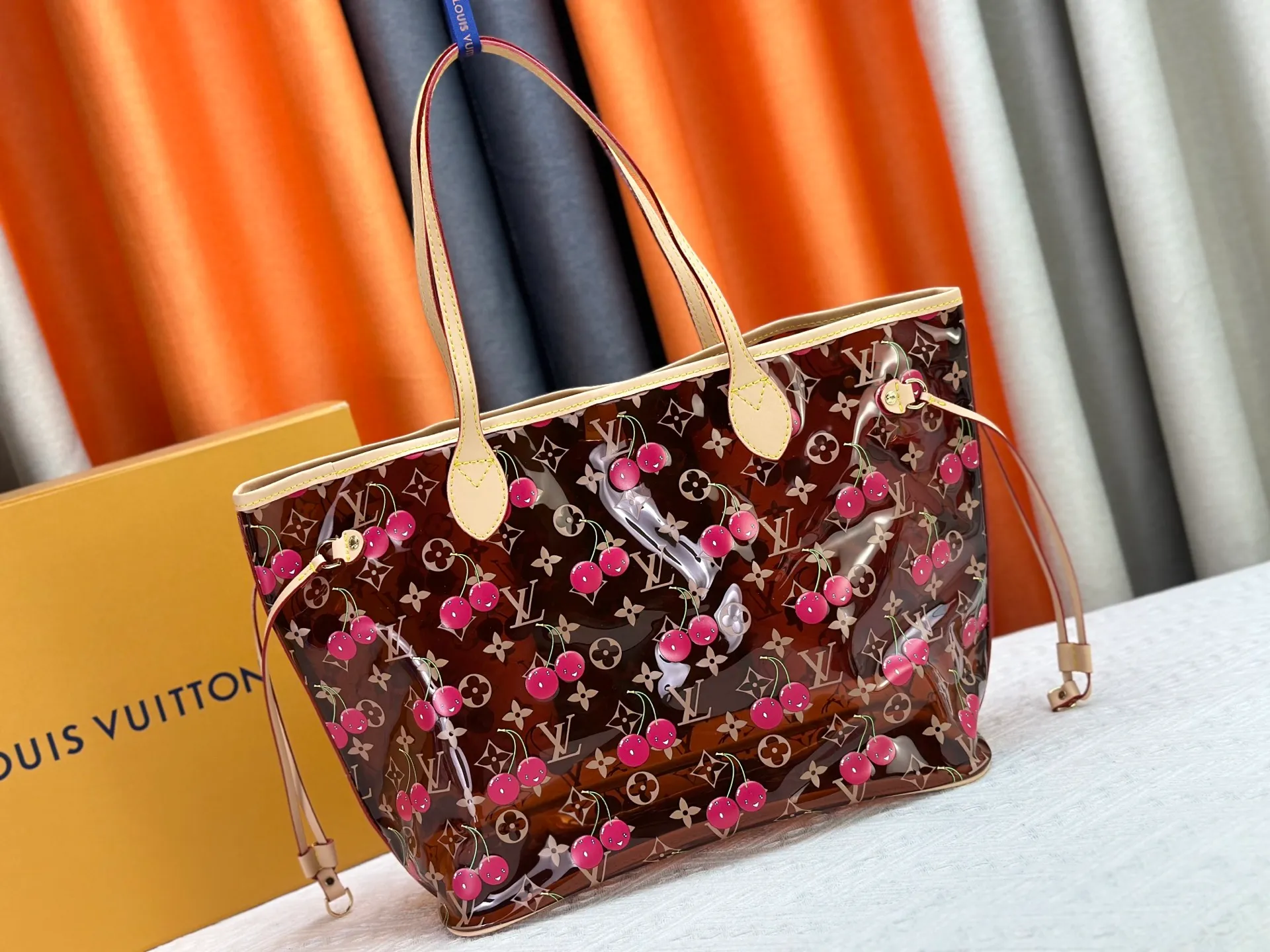 P340 M13263 45686 M40995 M14492 14491 M45685 This Presbyopia Cherry Neverfull medium handbag reinterprets the cheerful elements of the Louis Vuitton Cow leather trim completes the classic style. Dimensions: 31.0 x 28.0 x 14.0 cm (length x height x width)