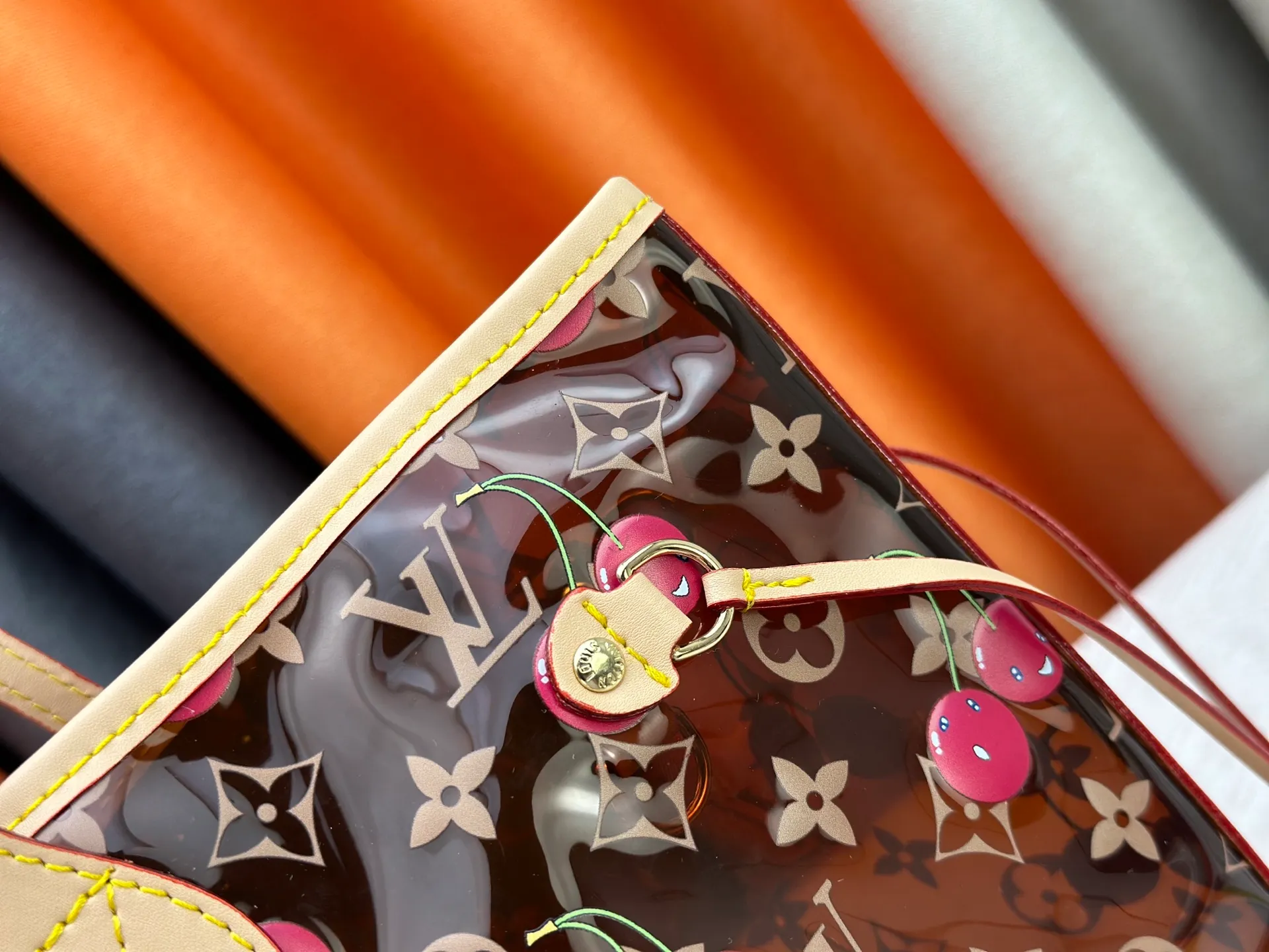 P340 M13263 45686 M40995 M14492 14491 M45685 This Presbyopia Cherry Neverfull medium handbag reinterprets the cheerful elements of the Louis Vuitton Cow leather trim completes the classic style. Dimensions: 31.0 x 28.0 x 14.0 cm (length x height x width)