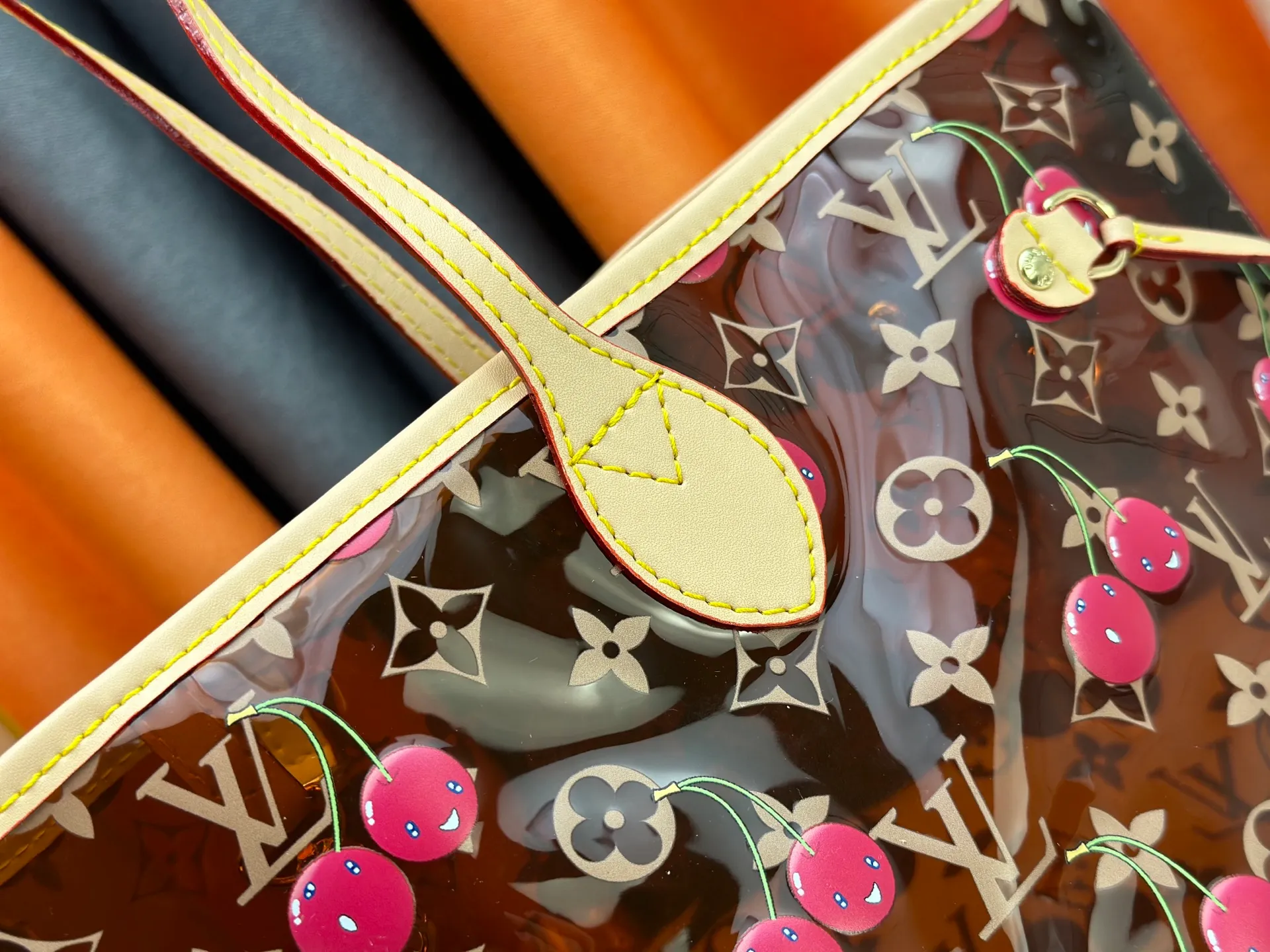 P340 M13263 45686 M40995 M14492 14491 M45685 This Presbyopia Cherry Neverfull medium handbag reinterprets the cheerful elements of the Louis Vuitton Cow leather trim completes the classic style. Dimensions: 31.0 x 28.0 x 14.0 cm (length x height x width)