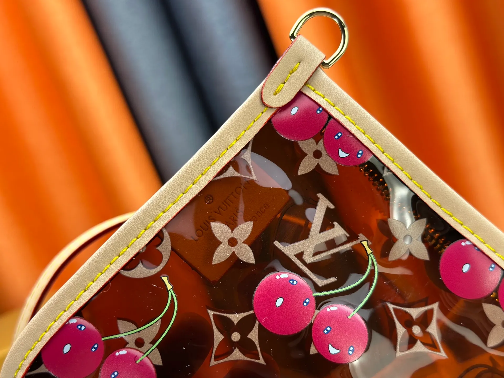 P340 M13263 45686 M40995 M14492 14491 M45685 This Presbyopia Cherry Neverfull medium handbag reinterprets the cheerful elements of the Louis Vuitton Cow leather trim completes the classic style. Dimensions: 31.0 x 28.0 x 14.0 cm (length x height x width)