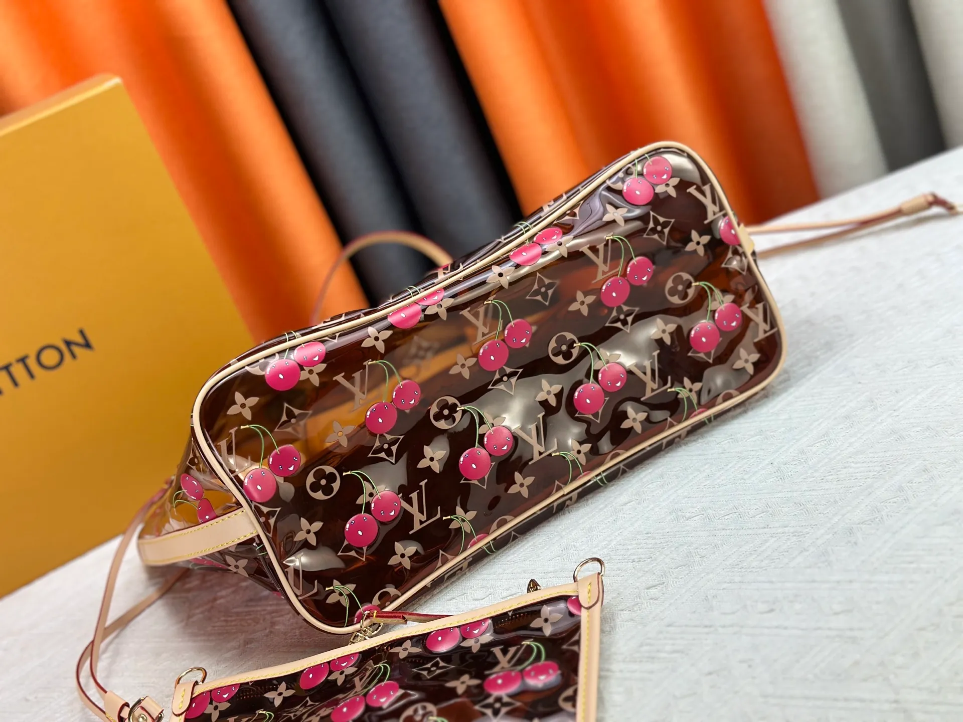 P340 M13263 45686 M40995 M14492 14491 M45685 This Presbyopia Cherry Neverfull medium handbag reinterprets the cheerful elements of the Louis Vuitton Cow leather trim completes the classic style. Dimensions: 31.0 x 28.0 x 14.0 cm (length x height x width)