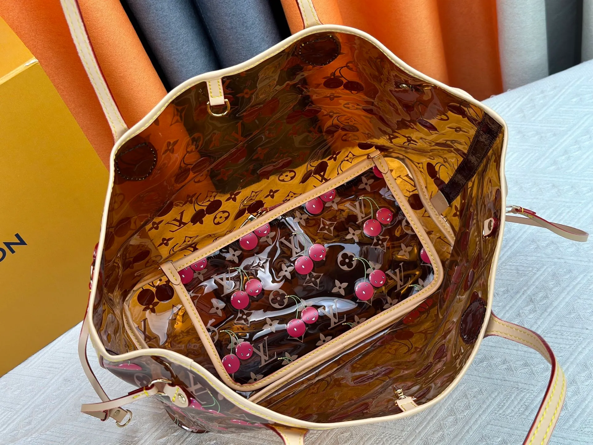 P340 M13263 45686 M40995 M14492 14491 M45685 This Presbyopia Cherry Neverfull medium handbag reinterprets the cheerful elements of the Louis Vuitton Cow leather trim completes the classic style. Dimensions: 31.0 x 28.0 x 14.0 cm (length x height x width)