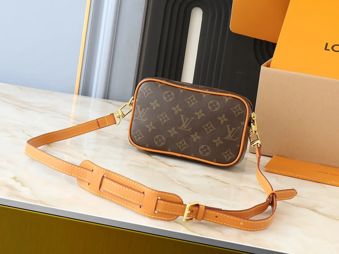 💰200💰Upgraded from the original M14016 M14014 M14013 M14058 M14253 This Trocadéro mini handbag is made of Monogram canvas, with vintage cow leather trim and reinforced front corners. It pays tribute to Louis Vuitton's legendary history and combines retro charm with refined modernity. Inspired by Louis Vuitton's cross-body bags designed in the 1980s, it features a removable and adjustable shoulder strap. 20.0 x 13.0 x 6.5 cm (length x height x width)