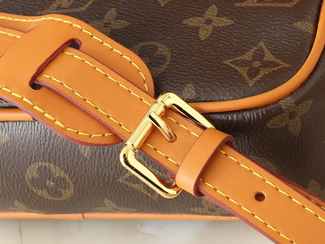 💰200💰Upgraded from the original M14016 M14014 M14013 M14058 M14253 This Trocadéro mini handbag is made of Monogram canvas, with vintage cow leather trim and reinforced front corners. It pays tribute to Louis Vuitton's legendary history and combines retro charm with refined modernity. Inspired by Louis Vuitton's cross-body bags designed in the 1980s, it features a removable and adjustable shoulder strap. 20.0 x 13.0 x 6.5 cm (length x height x width)