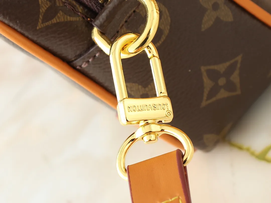 💰200💰Upgraded from the original M14016 M14014 M14013 M14058 M14253 This Trocadéro mini handbag is made of Monogram canvas, with vintage cow leather trim and reinforced front corners. It pays tribute to Louis Vuitton's legendary history and combines retro charm with refined modernity. Inspired by Louis Vuitton's cross-body bags designed in the 1980s, it features a removable and adjustable shoulder strap. 20.0 x 13.0 x 6.5 cm (length x height x width)