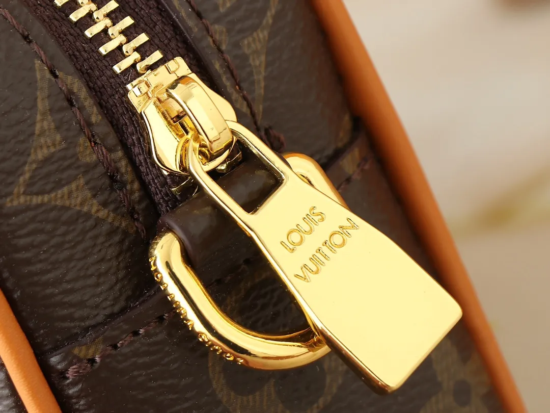 💰200💰Upgraded from the original M14016 M14014 M14013 M14058 M14253 This Trocadéro mini handbag is made of Monogram canvas, with vintage cow leather trim and reinforced front corners. It pays tribute to Louis Vuitton's legendary history and combines retro charm with refined modernity. Inspired by Louis Vuitton's cross-body bags designed in the 1980s, it features a removable and adjustable shoulder strap. 20.0 x 13.0 x 6.5 cm (length x height x width)