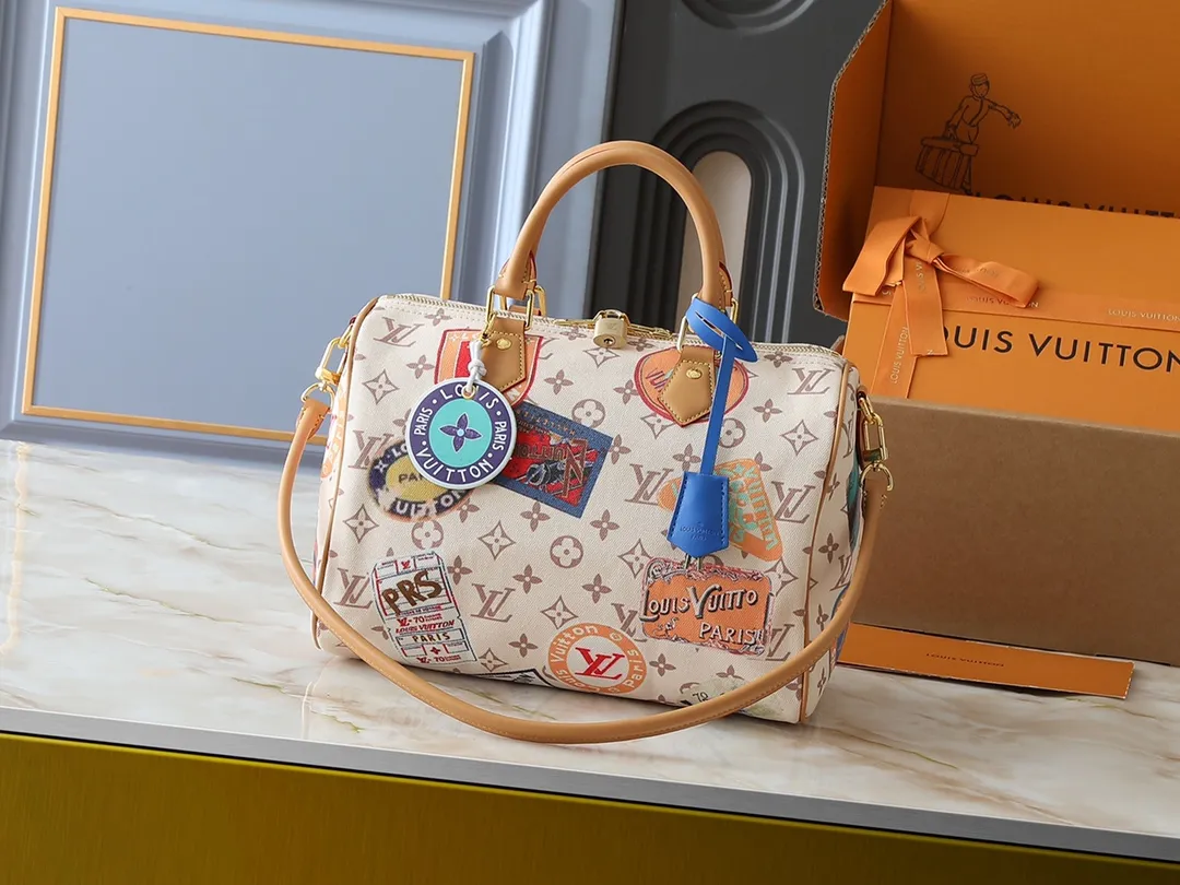💰280💰Upgraded from the original M14587 M40391. This Speedy Soft 30 handbag uses retro touches to interpret the Monogram Dune elements, with aircraft-shaped decoration and collage effect labels, paying tribute to the design of the Gaston Louis Vuitton collection series. The long handle makes it easy to carry on the shoulder, making it a great travel companion. Dimensions: 30.0 x 21.0 x 17.0 cm (length x height x width)
