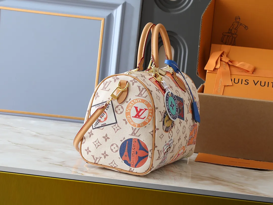 💰280💰Upgraded from the original M14587 M40391. This Speedy Soft 30 handbag uses retro touches to interpret the Monogram Dune elements, with aircraft-shaped decoration and collage effect labels, paying tribute to the design of the Gaston Louis Vuitton collection series. The long handle makes it easy to carry on the shoulder, making it a great travel companion. Dimensions: 30.0 x 21.0 x 17.0 cm (length x height x width)