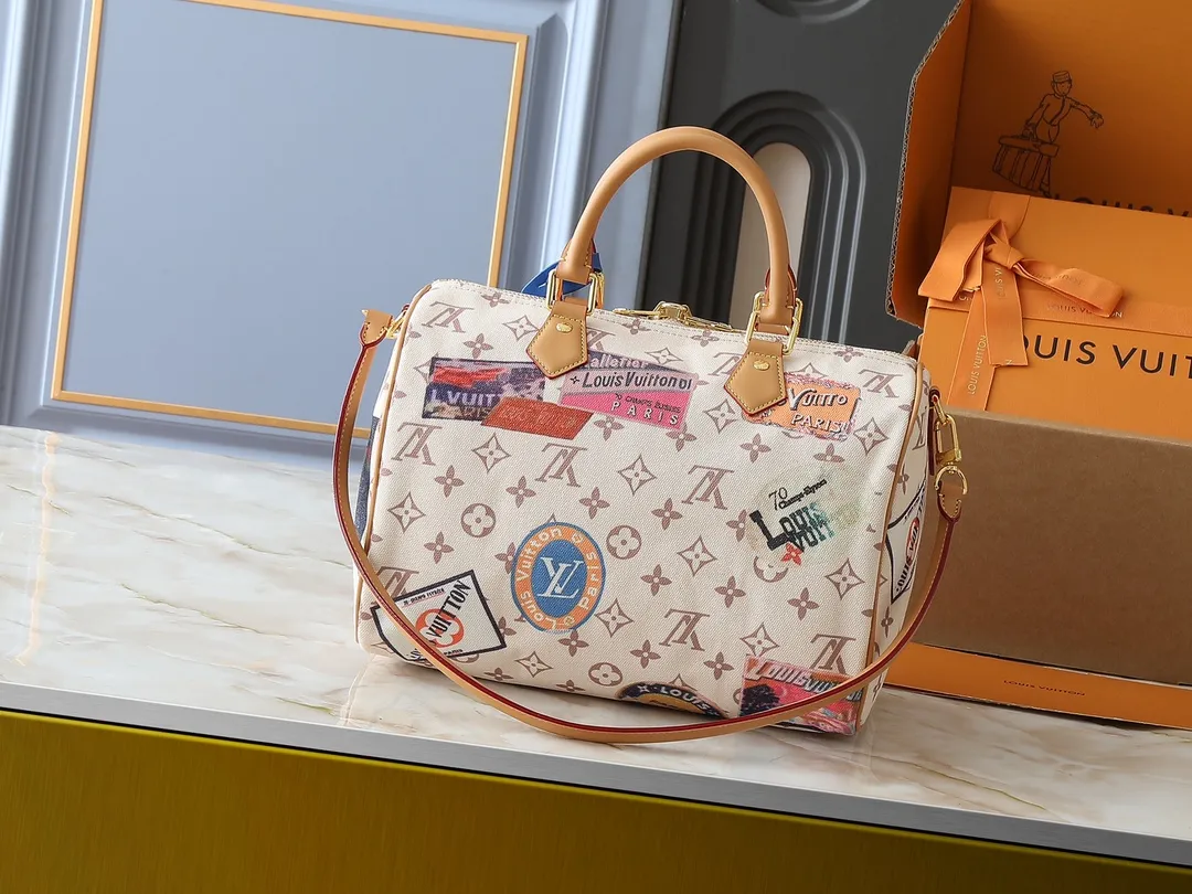 💰280💰Upgraded from the original M14587 M40391. This Speedy Soft 30 handbag uses retro touches to interpret the Monogram Dune elements, with aircraft-shaped decoration and collage effect labels, paying tribute to the design of the Gaston Louis Vuitton collection series. The long handle makes it easy to carry on the shoulder, making it a great travel companion. Dimensions: 30.0 x 21.0 x 17.0 cm (length x height x width)
