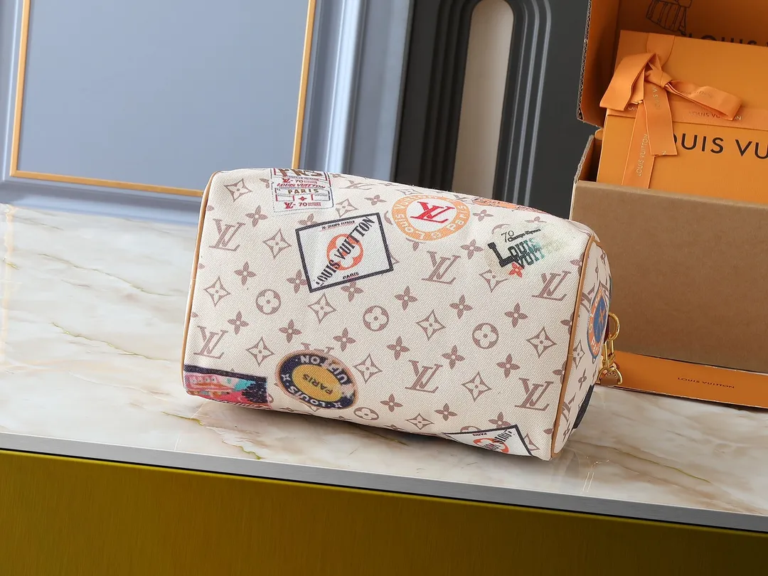 💰280💰Upgraded from the original M14587 M40391. This Speedy Soft 30 handbag uses retro touches to interpret the Monogram Dune elements, with aircraft-shaped decoration and collage effect labels, paying tribute to the design of the Gaston Louis Vuitton collection series. The long handle makes it easy to carry on the shoulder, making it a great travel companion. Dimensions: 30.0 x 21.0 x 17.0 cm (length x height x width)