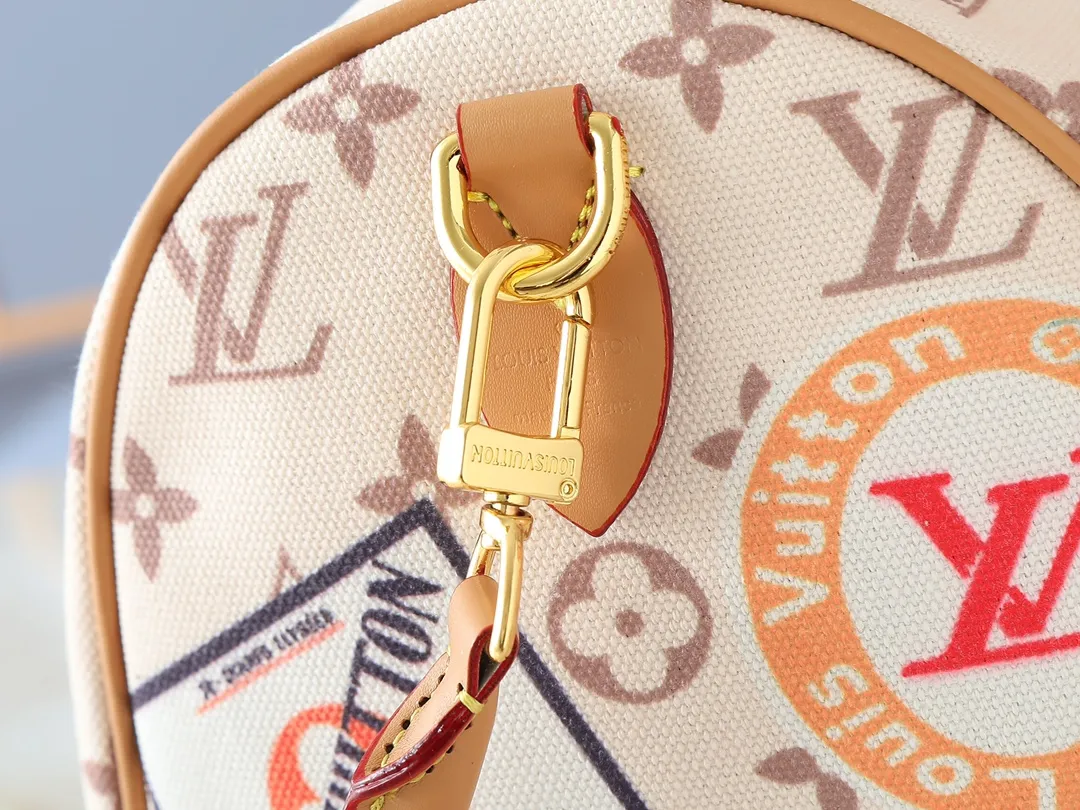💰280💰Upgraded from the original M14587 M40391. This Speedy Soft 30 handbag uses retro touches to interpret the Monogram Dune elements, with aircraft-shaped decoration and collage effect labels, paying tribute to the design of the Gaston Louis Vuitton collection series. The long handle makes it easy to carry on the shoulder, making it a great travel companion. Dimensions: 30.0 x 21.0 x 17.0 cm (length x height x width)