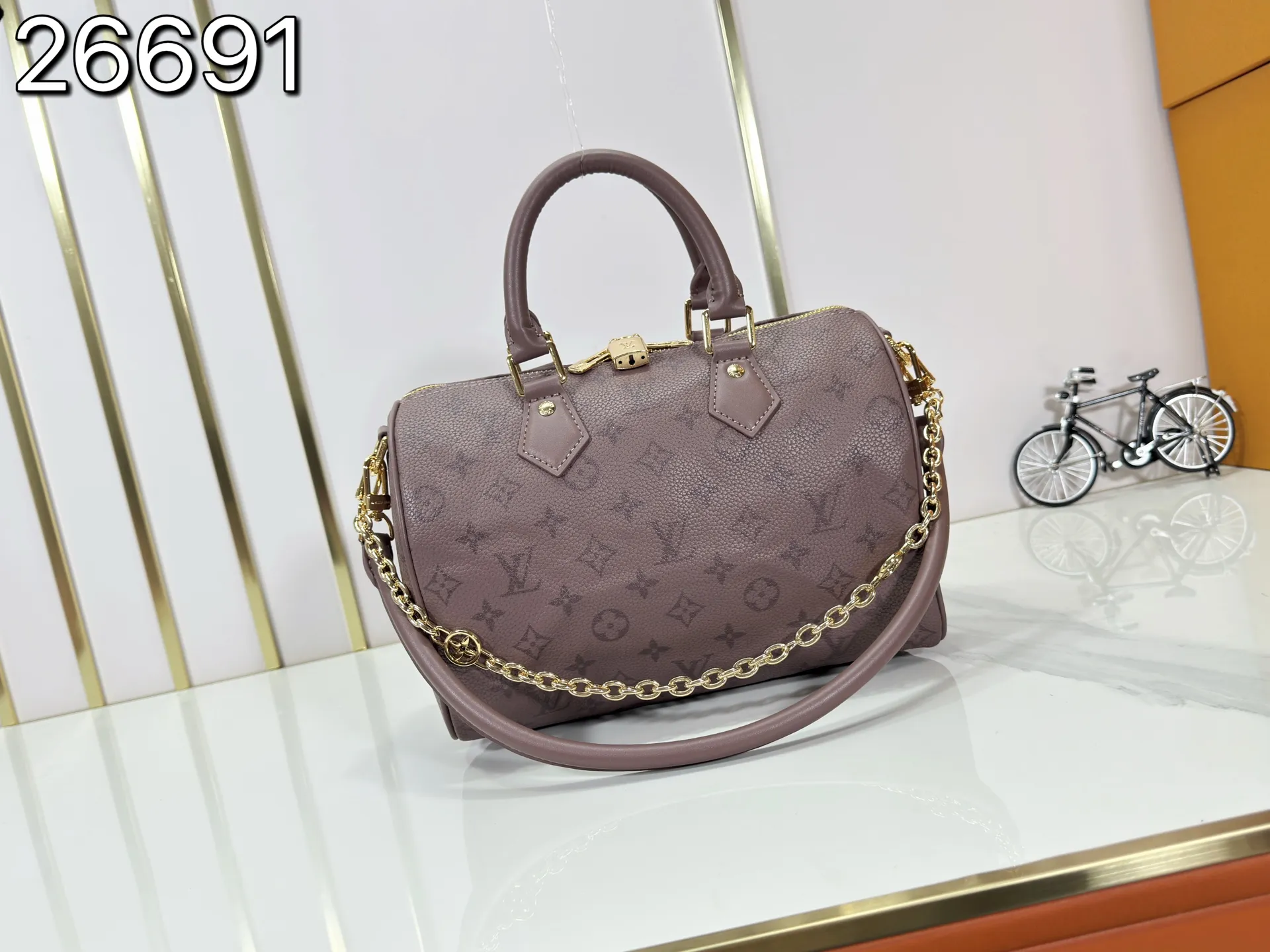 P260 Upgraded original M47186 M11323 M40390 This Speedy Soft 25 handbag renews the classic design of the Speedy handbag, using Monogram Empreinte leather and suede cowhide lining to create a light and soft structure. Whether carried by hand, cross-body or shoulder, you can create a trendy look. Dimensions: 25x19x15 cm