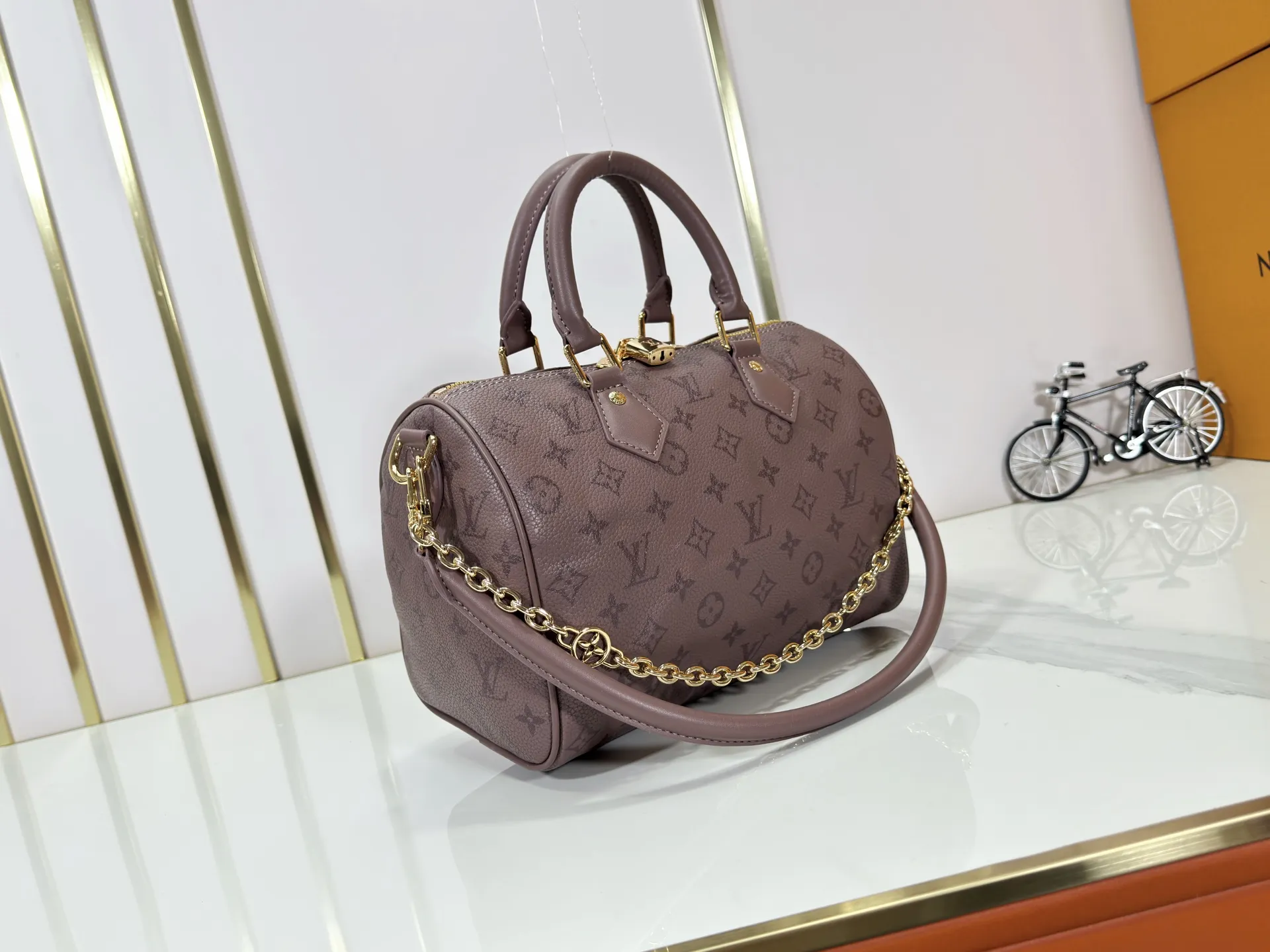 P260 Upgraded original M47186 M11323 M40390 This Speedy Soft 25 handbag renews the classic design of the Speedy handbag, using Monogram Empreinte leather and suede cowhide lining to create a light and soft structure. Whether carried by hand, cross-body or shoulder, you can create a trendy look. Dimensions: 25x19x15 cm