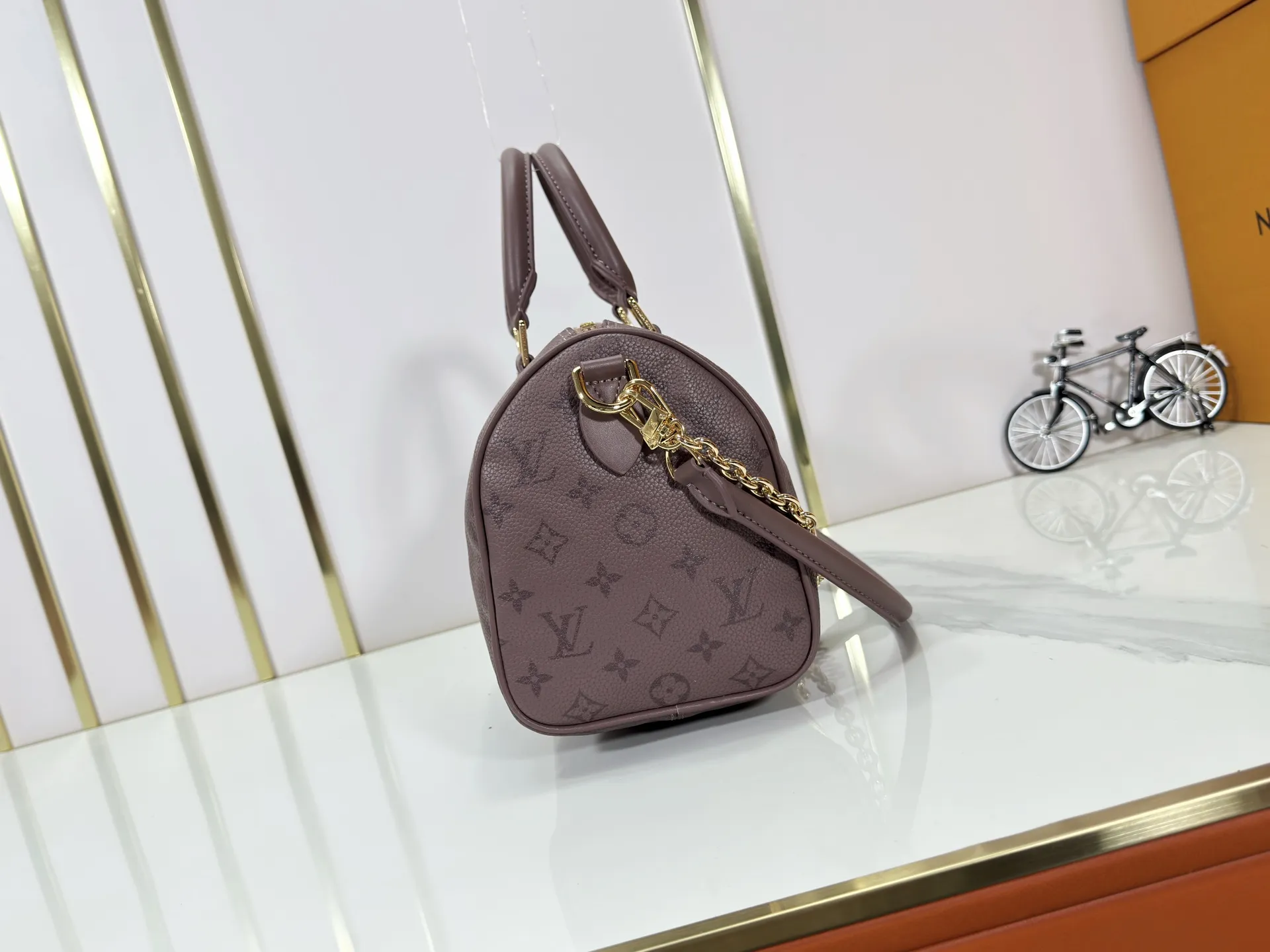 P260 Upgraded original M47186 M11323 M40390 This Speedy Soft 25 handbag renews the classic design of the Speedy handbag, using Monogram Empreinte leather and suede cowhide lining to create a light and soft structure. Whether carried by hand, cross-body or shoulder, you can create a trendy look. Dimensions: 25x19x15 cm