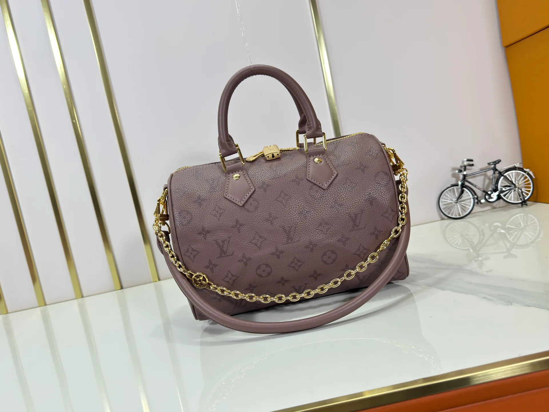 P260 Upgraded original M47186 M11323 M40390 This Speedy Soft 25 handbag renews the classic design of the Speedy handbag, using Monogram Empreinte leather and suede cowhide lining to create a light and soft structure. Whether carried by hand, cross-body or shoulder, you can create a trendy look. Dimensions: 25x19x15 cm