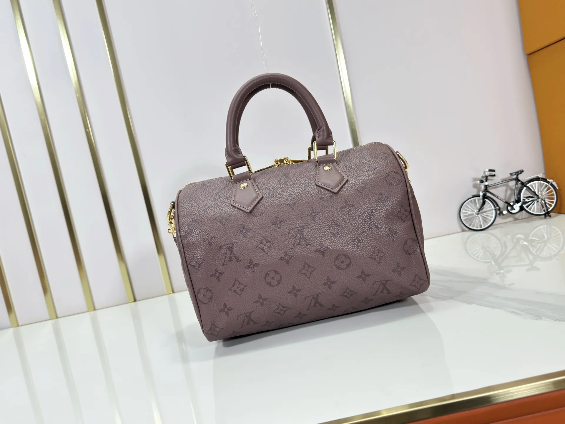 P260 Upgraded original M47186 M11323 M40390 This Speedy Soft 25 handbag renews the classic design of the Speedy handbag, using Monogram Empreinte leather and suede cowhide lining to create a light and soft structure. Whether carried by hand, cross-body or shoulder, you can create a trendy look. Dimensions: 25x19x15 cm