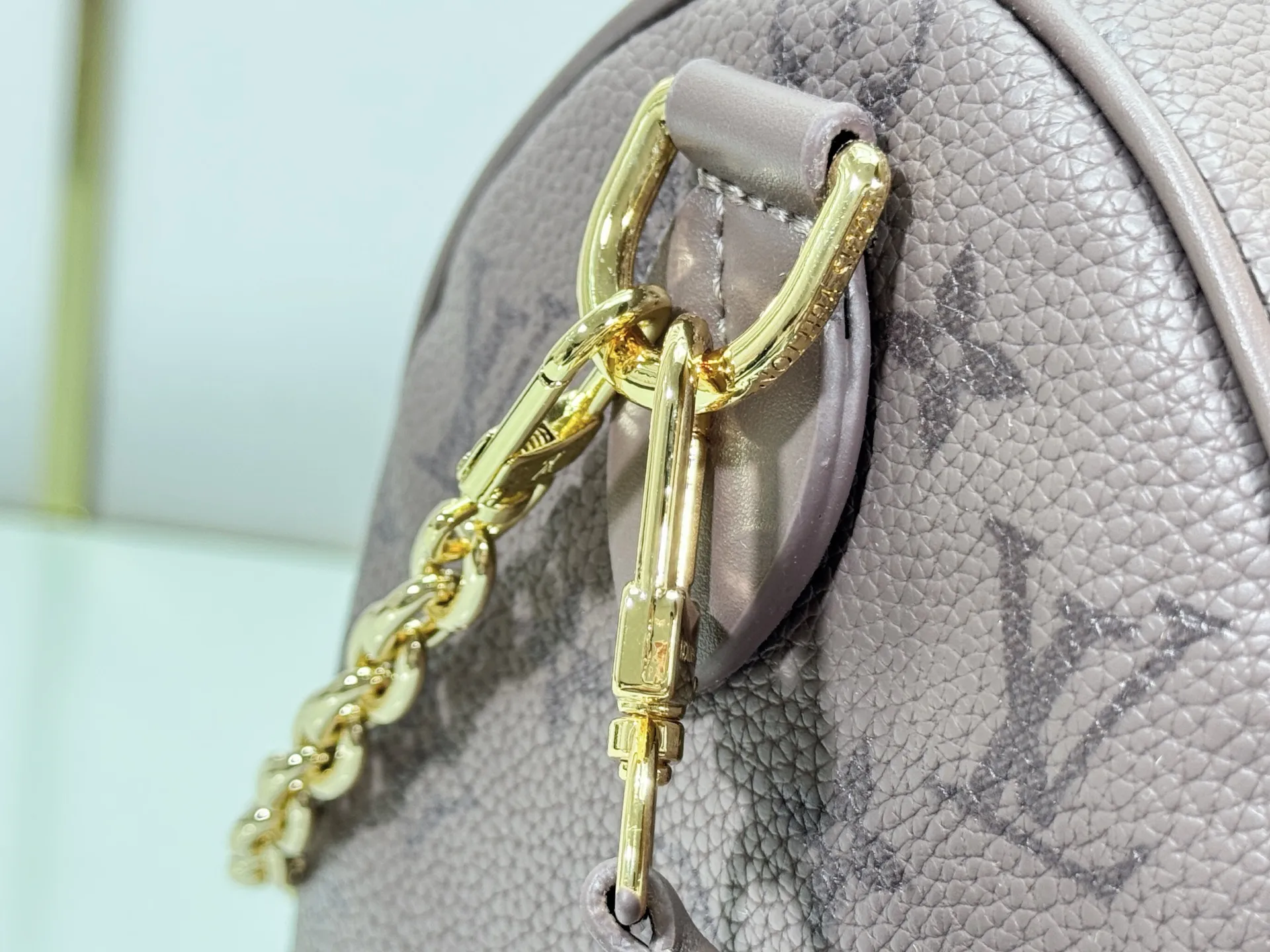 P260 Upgraded original M47186 M11323 M40390 This Speedy Soft 25 handbag renews the classic design of the Speedy handbag, using Monogram Empreinte leather and suede cowhide lining to create a light and soft structure. Whether carried by hand, cross-body or shoulder, you can create a trendy look. Dimensions: 25x19x15 cm