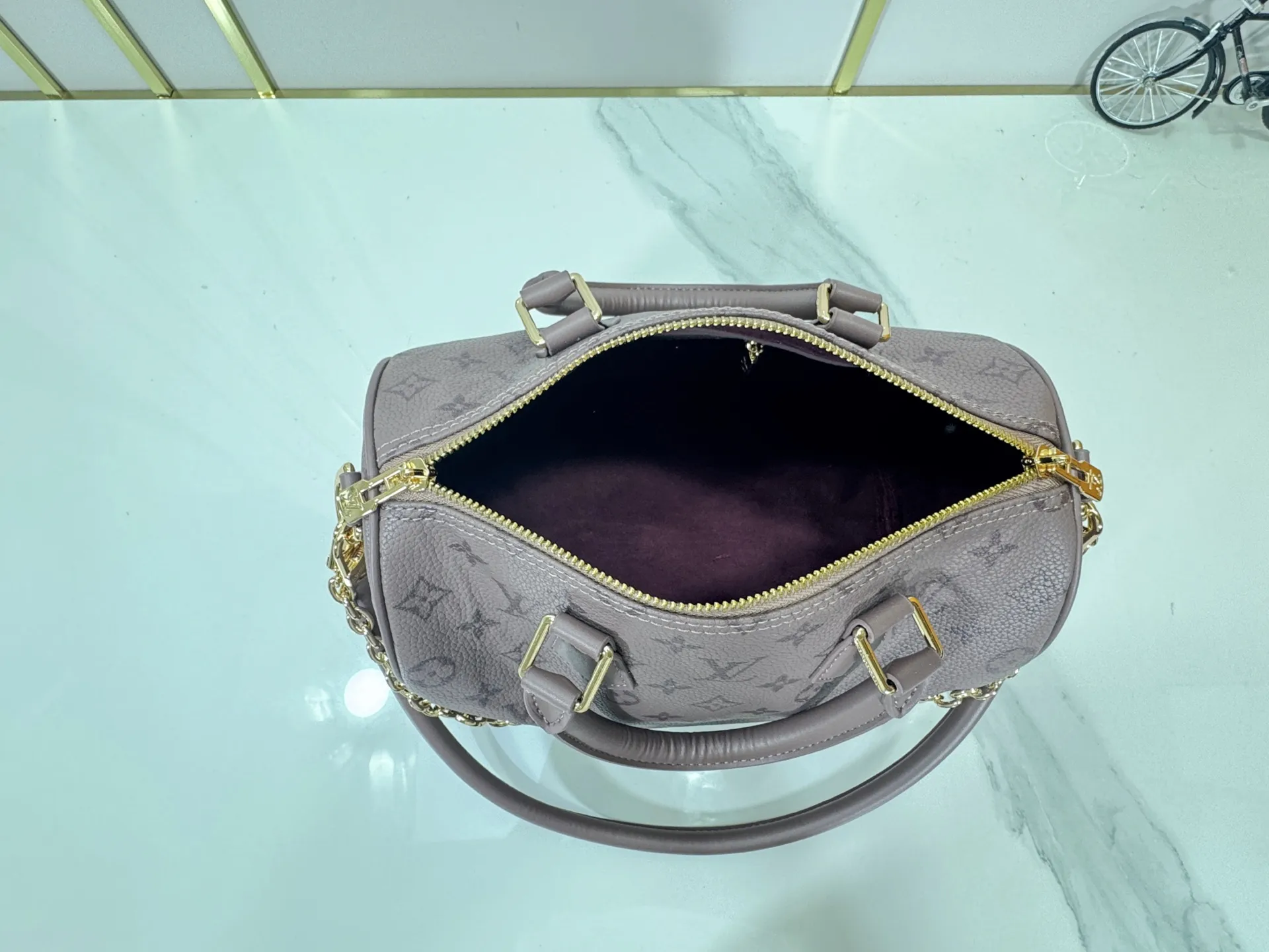 P260 Upgraded original M47186 M11323 M40390 This Speedy Soft 25 handbag renews the classic design of the Speedy handbag, using Monogram Empreinte leather and suede cowhide lining to create a light and soft structure. Whether carried by hand, cross-body or shoulder, you can create a trendy look. Dimensions: 25x19x15 cm