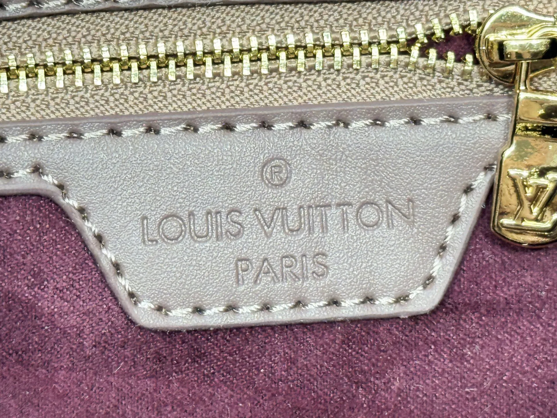 P260 Upgraded original M47186 M11323 M40390 This Speedy Soft 25 handbag renews the classic design of the Speedy handbag, using Monogram Empreinte leather and suede cowhide lining to create a light and soft structure. Whether carried by hand, cross-body or shoulder, you can create a trendy look. Dimensions: 25x19x15 cm