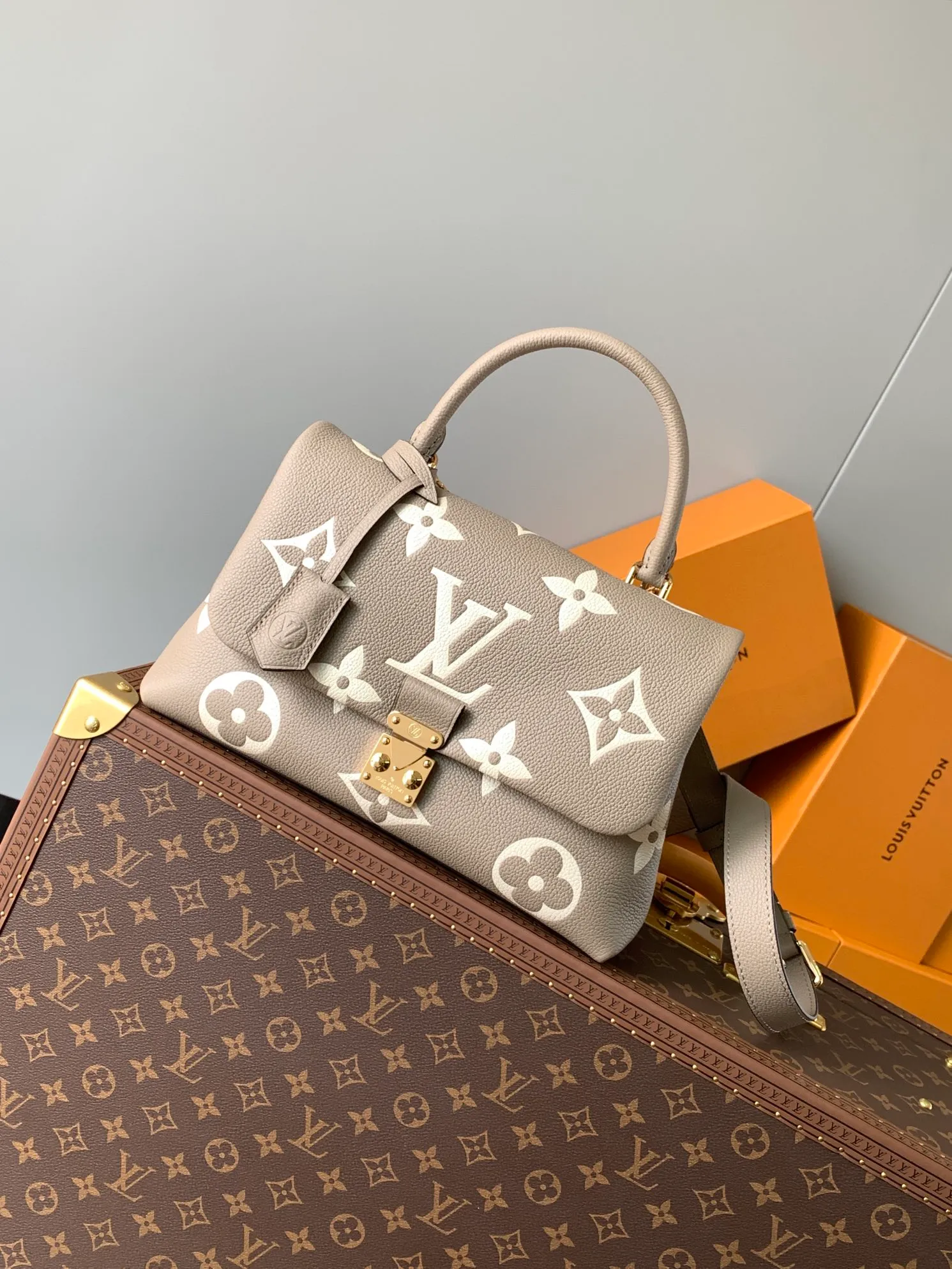 💰1060 (top layer leather) top original order, transcoding chip M46041 gray silk screen large size M45976 large black size M45979 large black silk screen This Madeleine medium handbag is made of Monogram Empreinte cow leather, using embossing and printing processes to present the large Monogram pattern. The classic S-lock buckle and leather key bag highlight the brand's heritage. The ample space, close-fitting structure and multiple carrying methods make it a perfect choice for business or leisure. Dimensions: 30.0 x 19.5 x 11.0 cm (length x height x width)