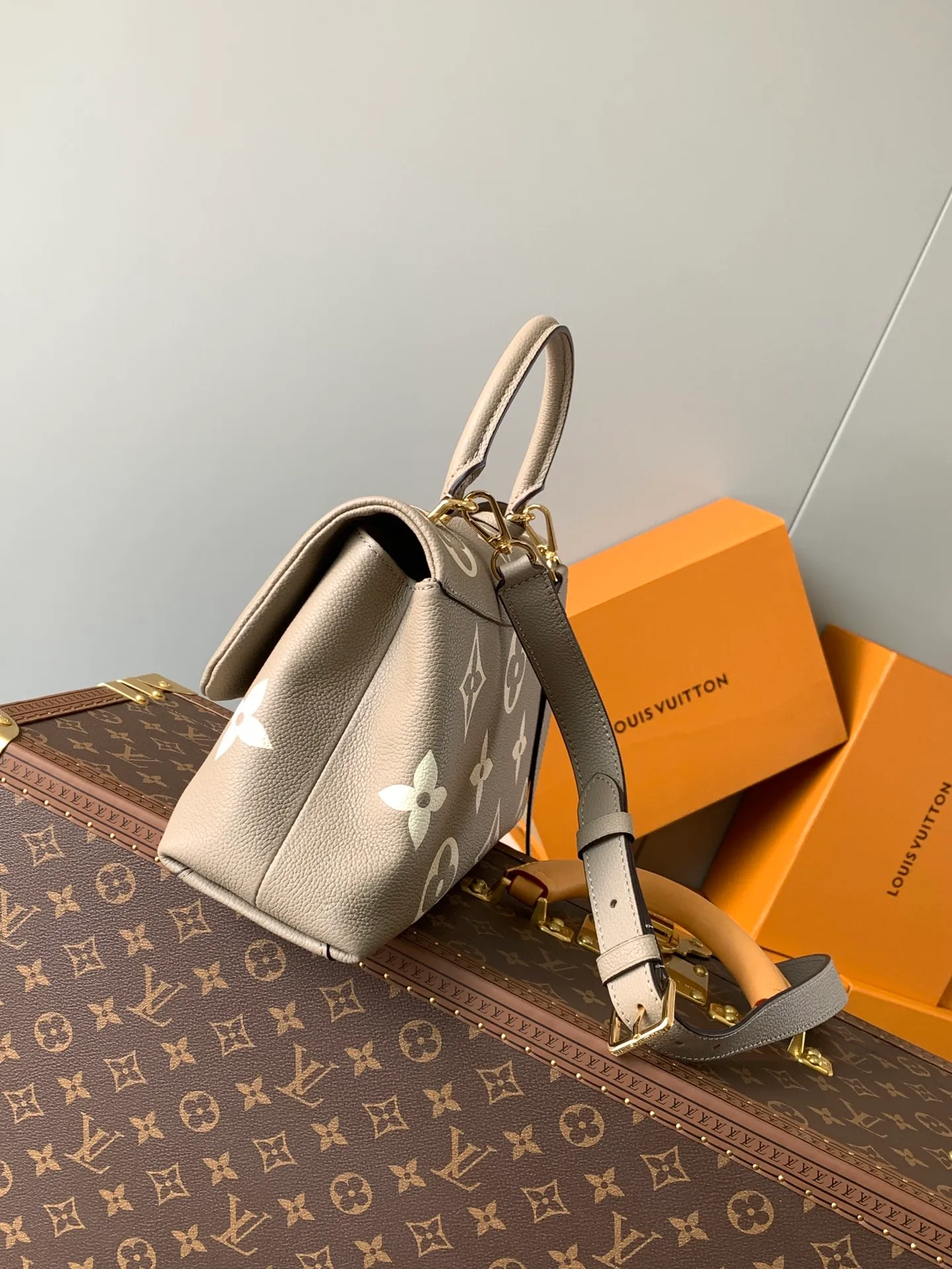 💰1060 (top layer leather) top original order, transcoding chip M46041 gray silk screen large size M45976 large black size M45979 large black silk screen This Madeleine medium handbag is made of Monogram Empreinte cow leather, using embossing and printing processes to present the large Monogram pattern. The classic S-lock buckle and leather key bag highlight the brand's heritage. The ample space, close-fitting structure and multiple carrying methods make it a perfect choice for business or leisure. Dimensions: 30.0 x 19.5 x 11.0 cm (length x height x width)