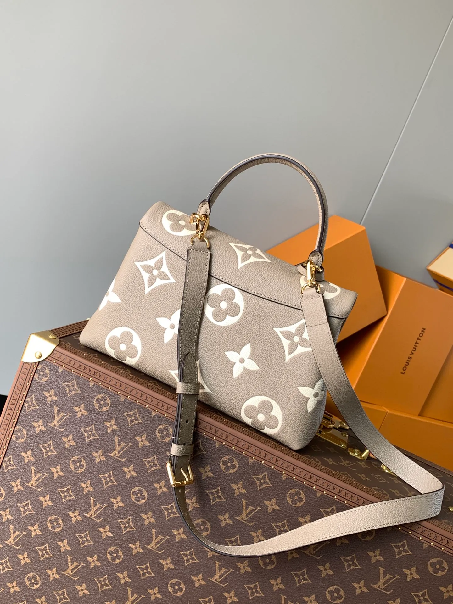 💰1060 (top layer leather) top original order, transcoding chip M46041 gray silk screen large size M45976 large black size M45979 large black silk screen This Madeleine medium handbag is made of Monogram Empreinte cow leather, using embossing and printing processes to present the large Monogram pattern. The classic S-lock buckle and leather key bag highlight the brand's heritage. The ample space, close-fitting structure and multiple carrying methods make it a perfect choice for business or leisure. Dimensions: 30.0 x 19.5 x 11.0 cm (length x height x width)