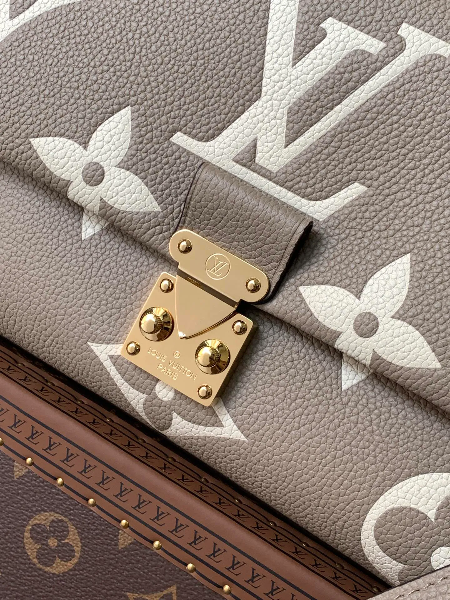 💰1060 (top layer leather) top original order, transcoding chip M46041 gray silk screen large size M45976 large black size M45979 large black silk screen This Madeleine medium handbag is made of Monogram Empreinte cow leather, using embossing and printing processes to present the large Monogram pattern. The classic S-lock buckle and leather key bag highlight the brand's heritage. The ample space, close-fitting structure and multiple carrying methods make it a perfect choice for business or leisure. Dimensions: 30.0 x 19.5 x 11.0 cm (length x height x width)