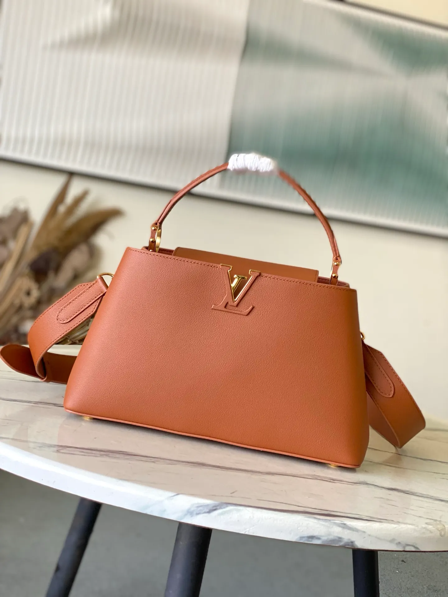 💰2360 "Super Premium Original Leather" M14371 Brown Capucines Souple medium handbag is made of fine grained cow leather, with a sharp contrast of suede lining and dazzling metal parts, and uses the LV letters to express the brand heritage. The flip cover can be folded in or out, and the compartments and pockets can store your daily needs in an orderly manner, and you can switch between various carrying methods at will. 33.0 x 24.0 x 12.0 cm