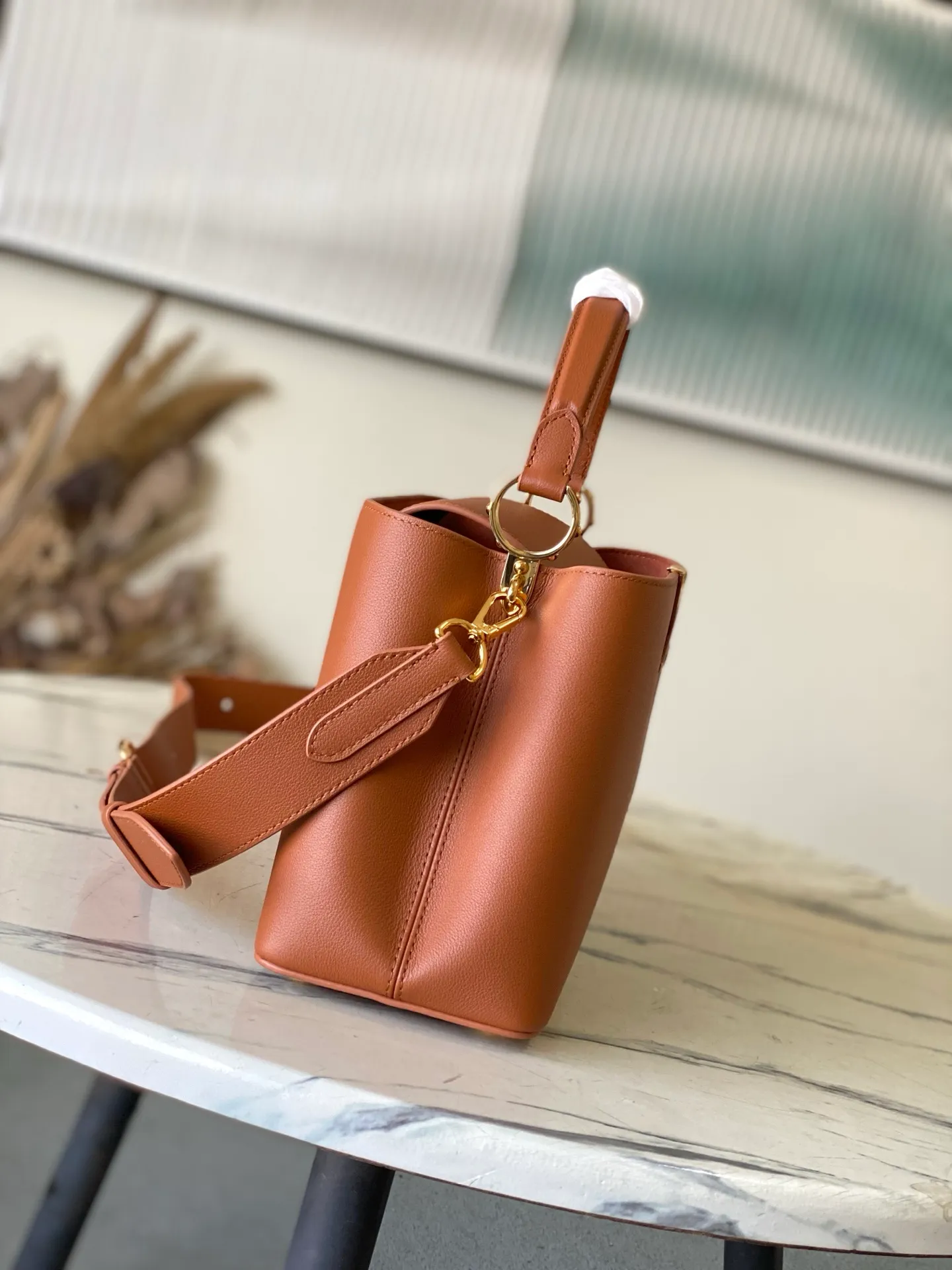 💰2360 "Super Premium Original Leather" M14371 Brown Capucines Souple medium handbag is made of fine grained cow leather, with a sharp contrast of suede lining and dazzling metal parts, and uses the LV letters to express the brand heritage. The flip cover can be folded in or out, and the compartments and pockets can store your daily needs in an orderly manner, and you can switch between various carrying methods at will. 33.0 x 24.0 x 12.0 cm