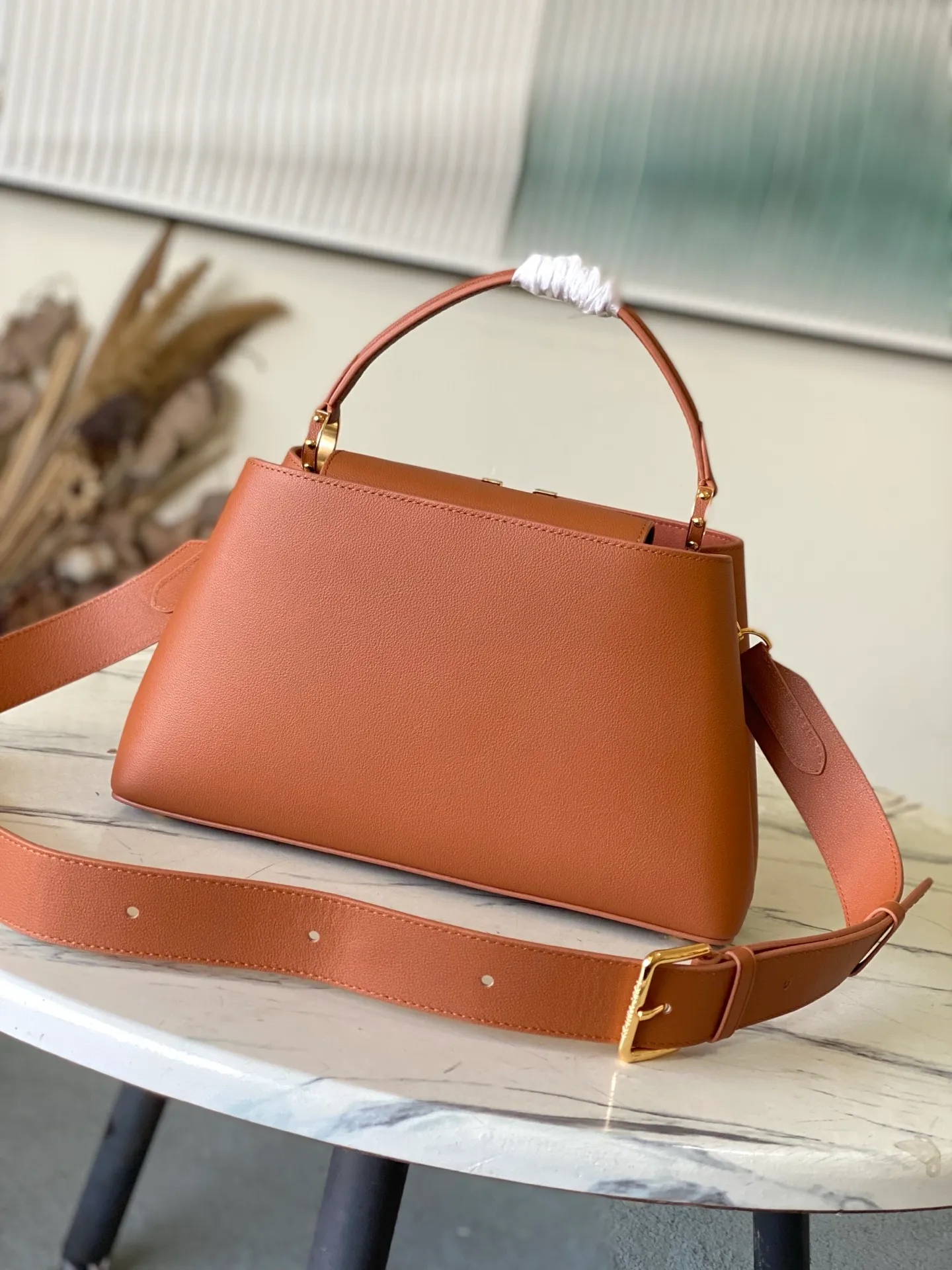 💰2360 "Super Premium Original Leather" M14371 Brown Capucines Souple medium handbag is made of fine grained cow leather, with a sharp contrast of suede lining and dazzling metal parts, and uses the LV letters to express the brand heritage. The flip cover can be folded in or out, and the compartments and pockets can store your daily needs in an orderly manner, and you can switch between various carrying methods at will. 33.0 x 24.0 x 12.0 cm