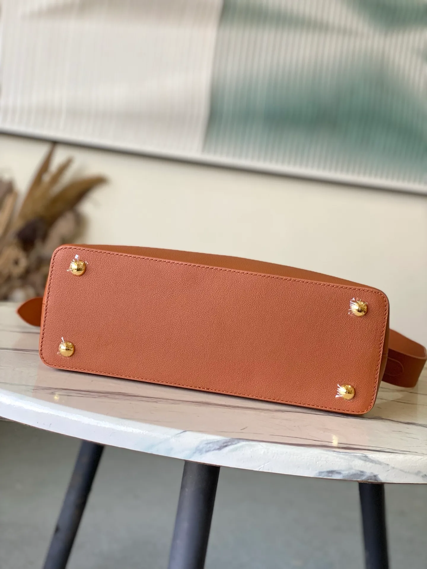 💰2360 "Super Premium Original Leather" M14371 Brown Capucines Souple medium handbag is made of fine grained cow leather, with a sharp contrast of suede lining and dazzling metal parts, and uses the LV letters to express the brand heritage. The flip cover can be folded in or out, and the compartments and pockets can store your daily needs in an orderly manner, and you can switch between various carrying methods at will. 33.0 x 24.0 x 12.0 cm