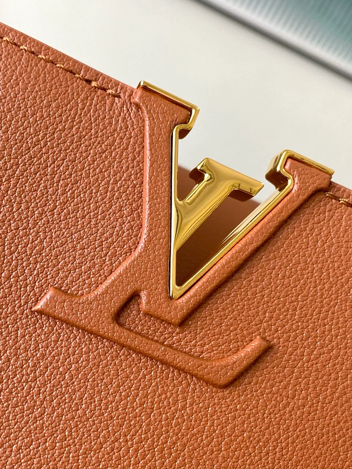 💰2360 "Super Premium Original Leather" M14371 Brown Capucines Souple medium handbag is made of fine grained cow leather, with a sharp contrast of suede lining and dazzling metal parts, and uses the LV letters to express the brand heritage. The flip cover can be folded in or out, and the compartments and pockets can store your daily needs in an orderly manner, and you can switch between various carrying methods at will. 33.0 x 24.0 x 12.0 cm